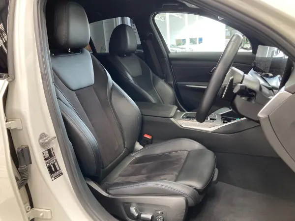 BMW 3 Series 318i M Sport — photo 8