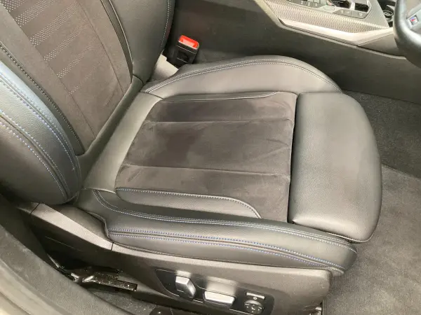 BMW 3 Series 318i M Sport — photo 9