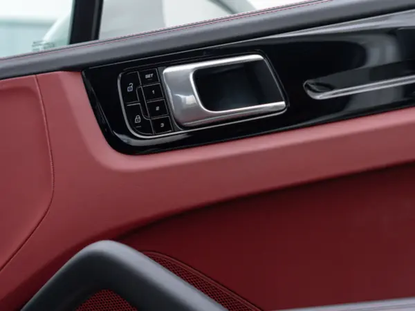 Porsche Cayenne S Tiptronic S 4WD Sports Design Package / 21-inch Cayenne Exclusive Design Wheels / LED Headlights with PDLS / Tinted LED Taillights / Porsche Entry & Drive System / Soft Close Doors (White) — photo 8