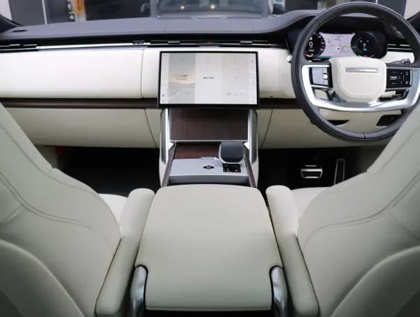 Land Rover Range Rover SE 3.0L P550e Standard Wheelbase 4WD - Our Demo Car - Pixel LED Headlights (with Signature DRL), Soft Door Close, Adaptive Cruise Control (with Steering Assist), Shadow Exterior Pack — photo 7