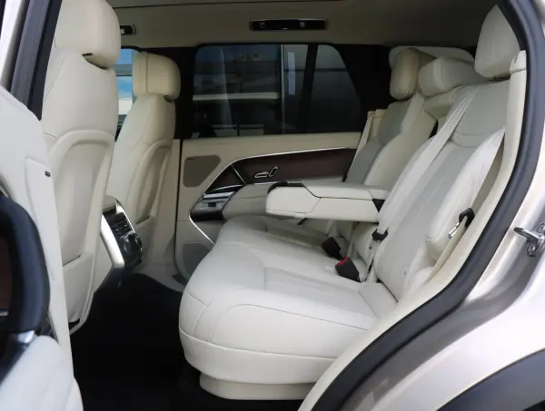 Land Rover Range Rover SE 3.0L P550e Standard Wheelbase 4WD - Our Demo Car - Pixel LED Headlights (with Signature DRL), Soft Door Close, Adaptive Cruise Control (with Steering Assist), Shadow Exterior Pack — photo 8