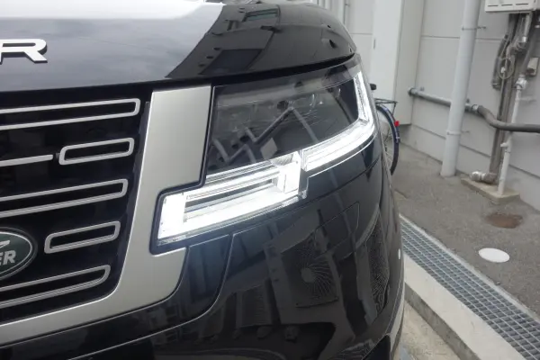 Land Rover Range Rover HSE 3.0L D300 Standard Wheelbase Diesel Turbo 4WD Panoramic Roof Digital Rearview Mirror Seat Air Conditioning Air Suspension Meridian 3D Surround System Power Side Steps Hands-Free Tailgate Interior Lighting (Black Metallic) — photo 9