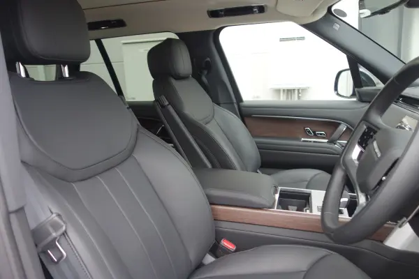 Land Rover Range Rover HSE 3.0L D300 Standard Wheelbase Diesel Turbo 4WD Panoramic Roof Digital Rearview Mirror Seat Air Conditioning Air Suspension Meridian 3D Surround System Power Side Steps Hands-Free Tailgate Interior Lighting (Black Metallic) — photo 7