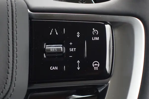 Land Rover Range Rover HSE 3.0L D300 Standard Wheelbase Diesel Turbo 4WD Panoramic Roof Digital Rearview Mirror Seat Air Conditioning Air Suspension Meridian 3D Surround System Power Side Steps Hands-Free Tailgate Interior Lighting (Black Metallic) — photo 8