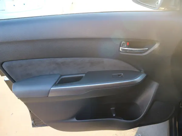 Suzuki Escudo 1.5 4WD with Aftermarket Navigation, Bluetooth, and Collision Damage Mitigation Braking System (Black) — photo 7