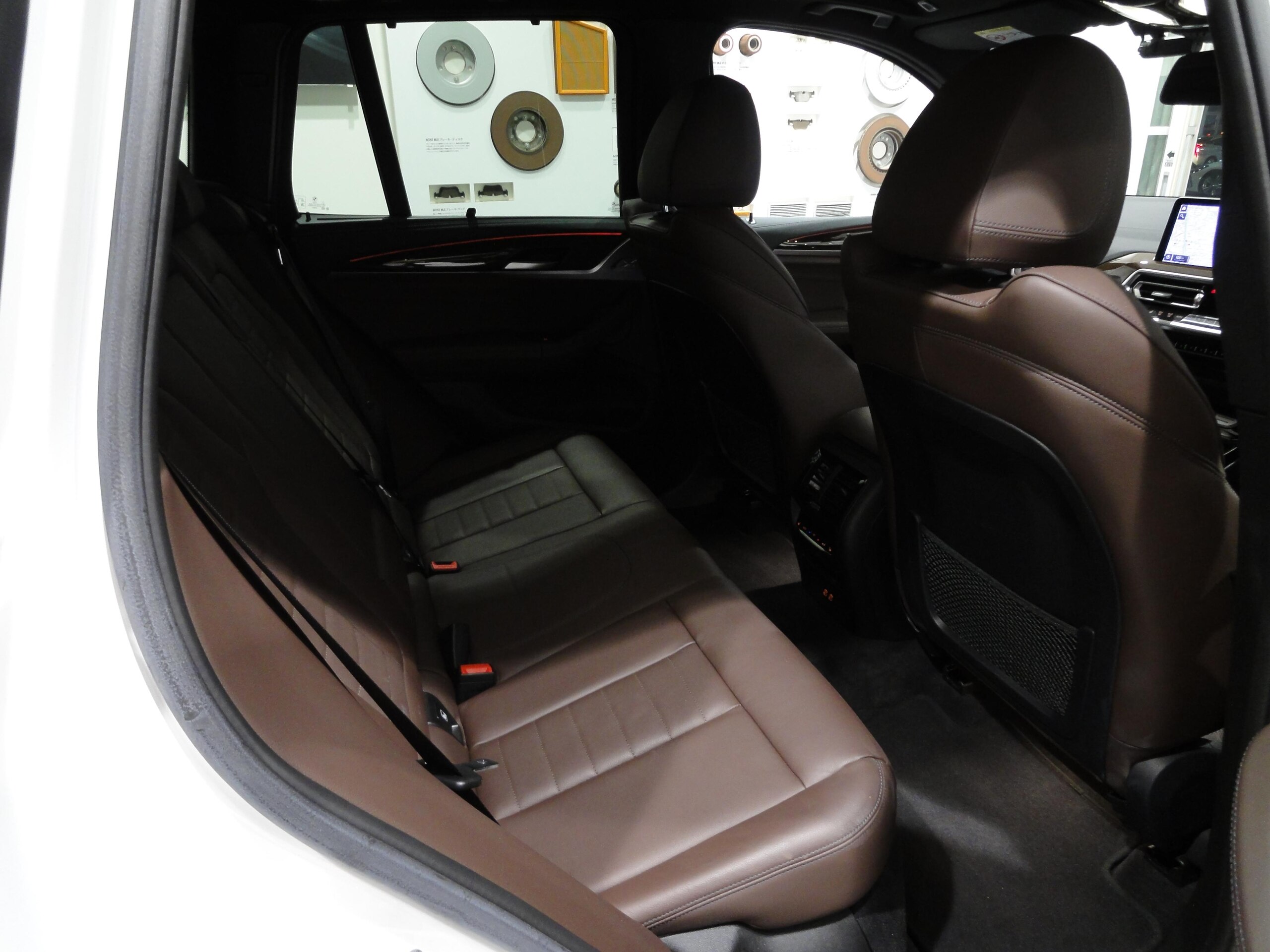 BMW X3 M40d Diesel Turbo 4WD Mocha Leather Harman Kardon Audio Steering Wheel Heater Paddle Shifters Front Rear Seat Heaters Auto Trunk Parking Assist Lane Assist Reverse Assist (Alpine White) — photo 8