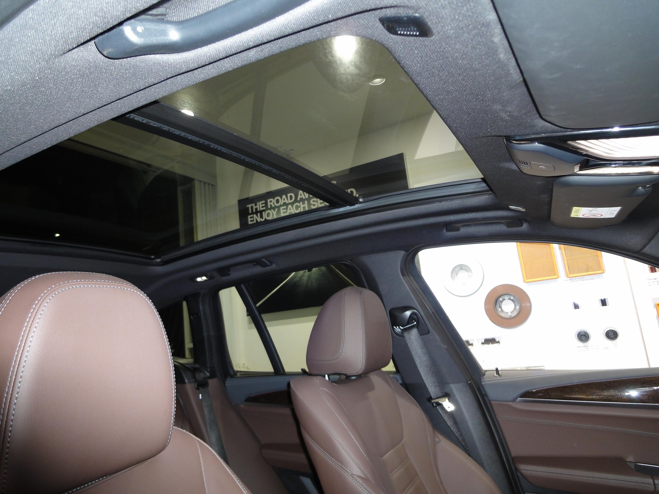 BMW X3 M40d Diesel Turbo 4WD Mocha Leather Harman Kardon Audio Steering Wheel Heater Paddle Shifters Front Rear Seat Heaters Auto Trunk Parking Assist Lane Assist Reverse Assist (Alpine White) — photo 9