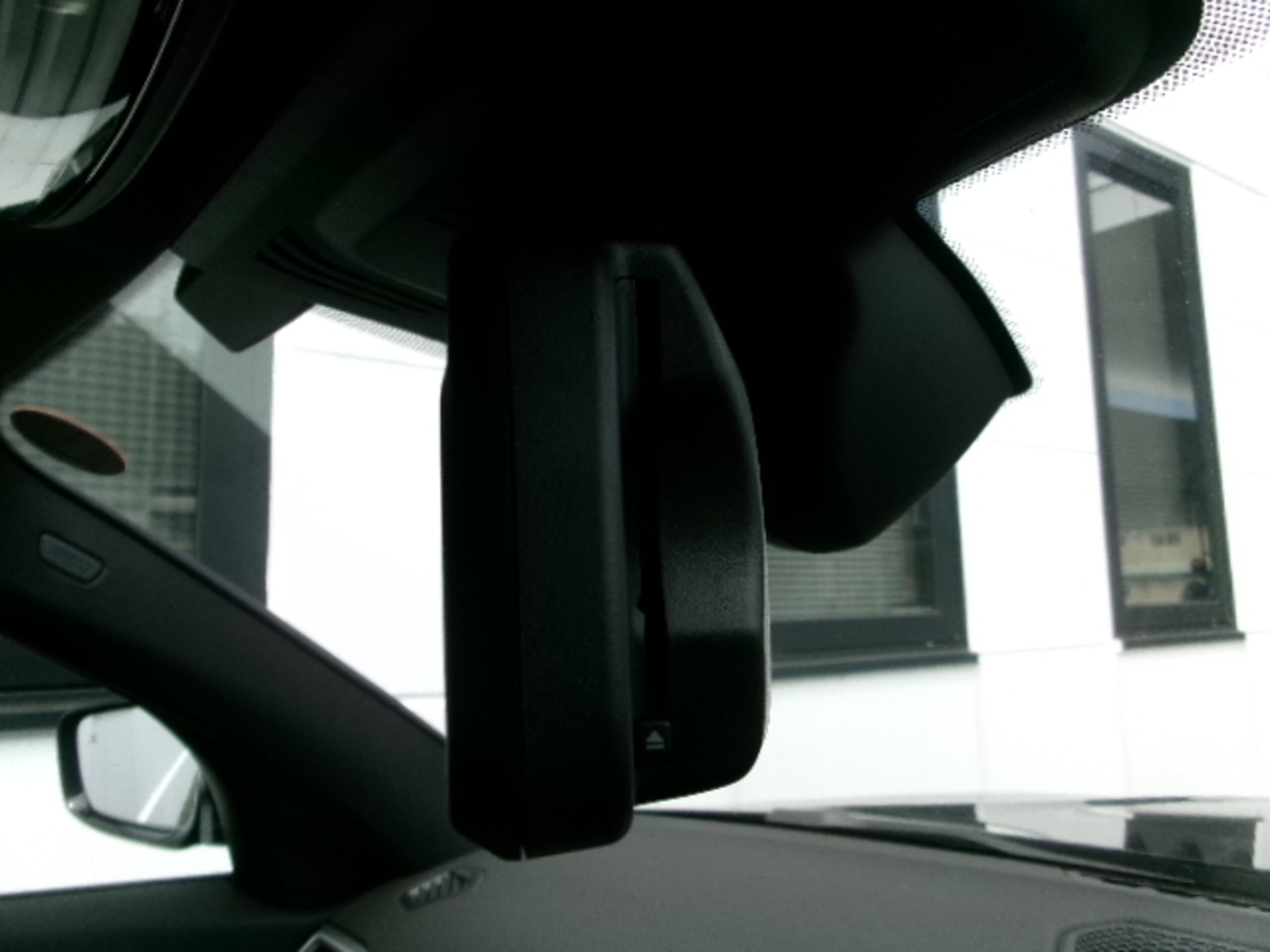 BMW 3 Series 318i M Sport — photo 8