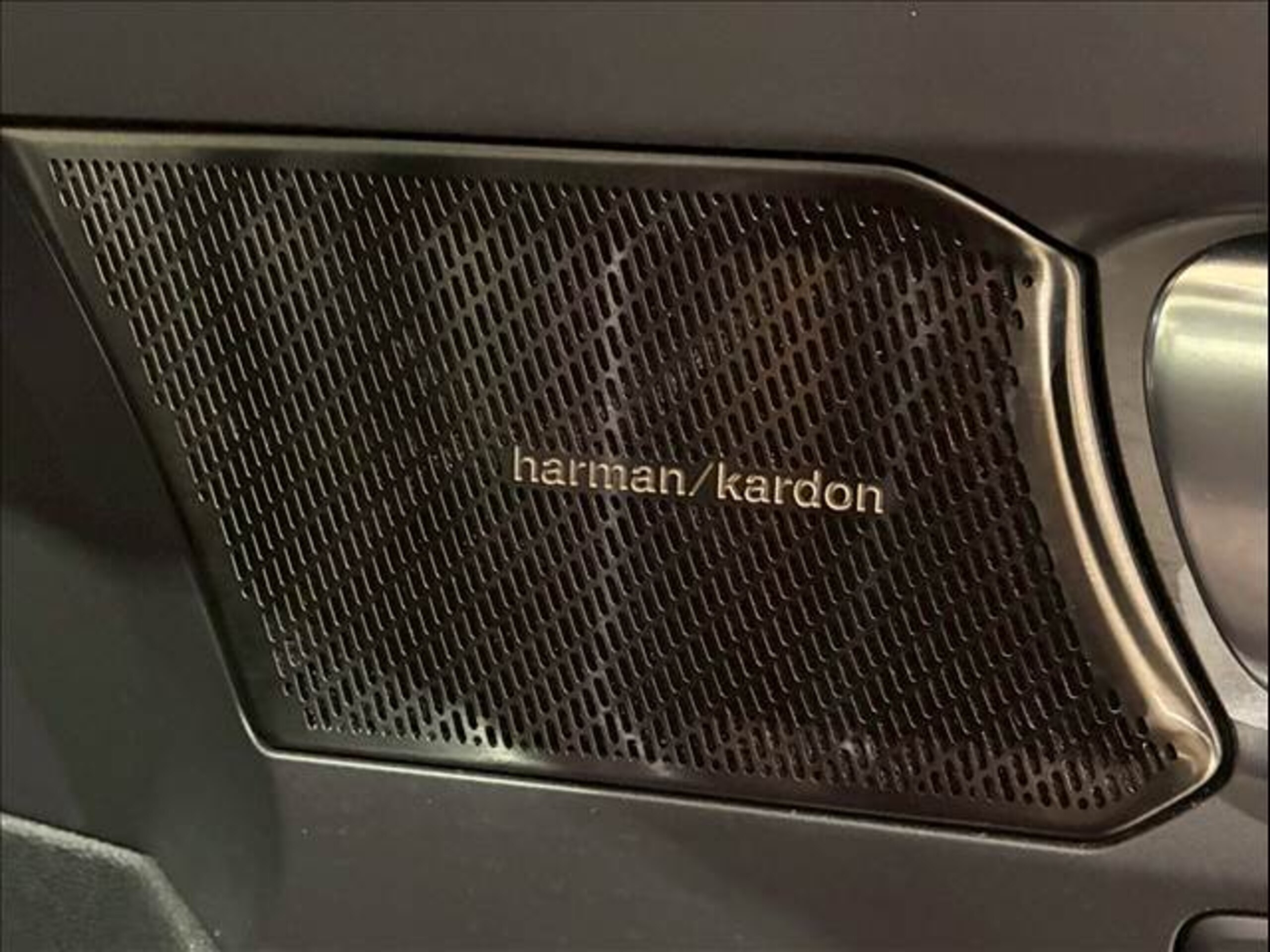 Volvo XC40 B4 AWD Inscription 4WD with Factory Navigation, Around View Monitor, Sunroof, Harman/Kardon Sound, Power Tailgate, Heated Seats and Steering Wheel, Seat Memory, Radar Cruise Control, Blind Spot Monitor (Onyx Black Metallic) — photo 8