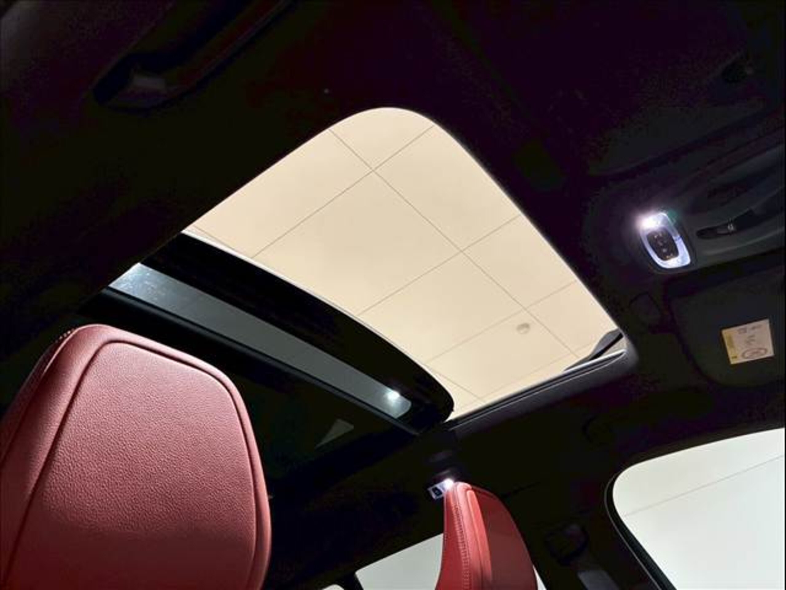 Volvo XC40 B4 AWD Inscription 4WD with Factory Navigation, Around View Monitor, Sunroof, Harman/Kardon Sound, Power Tailgate, Heated Seats and Steering Wheel, Seat Memory, Radar Cruise Control, Blind Spot Monitor (Onyx Black Metallic) — photo 7