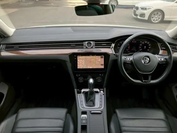 2019 Volkswagen Passat — photo 2