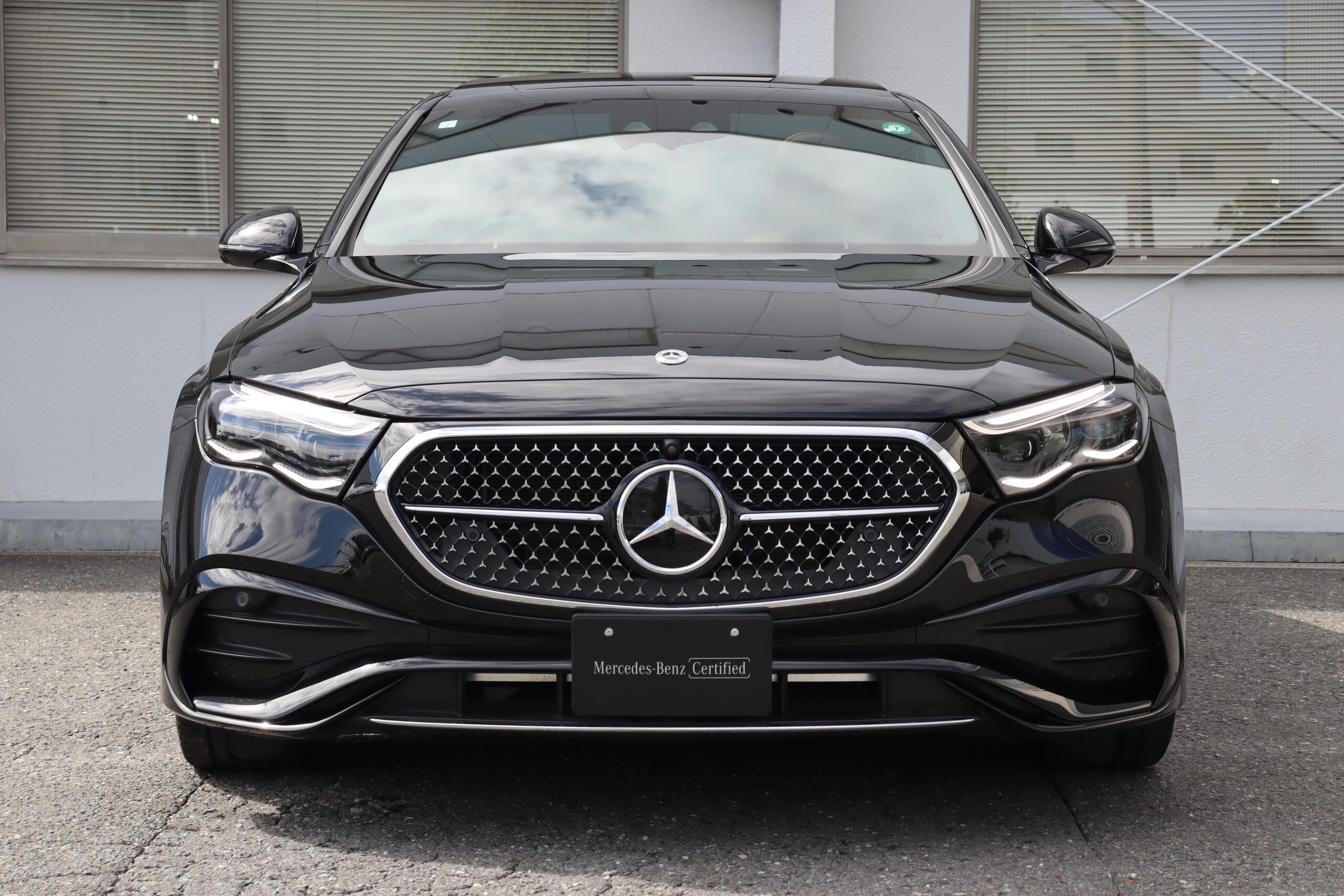 Mercedes-Benz E-Class E200 Avantgarde AMG Line Package (ISG Model) MP202401 Advanced Package Digital Interior Package Panoramic Sliding Roof Burmester 4D Surround Sound System 3D Cockpit Display Active Ambient Lighting (Obsidian Black) — photo 9