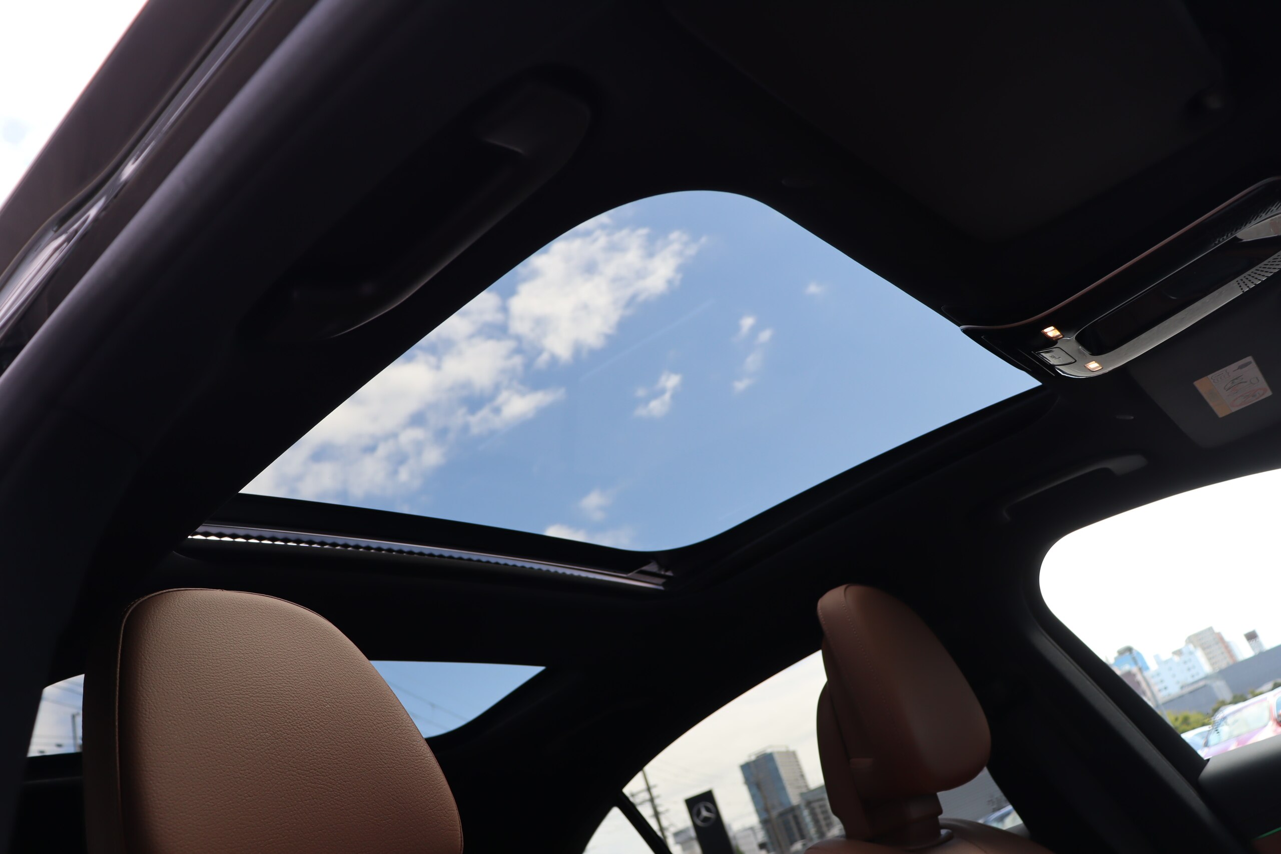 Mercedes-Benz E-Class E200 Avantgarde AMG Line Package (ISG Model) MP202401 Advanced Package Digital Interior Package Panoramic Sliding Roof Burmester 4D Surround Sound System 3D Cockpit Display Active Ambient Lighting (Obsidian Black) — photo 8