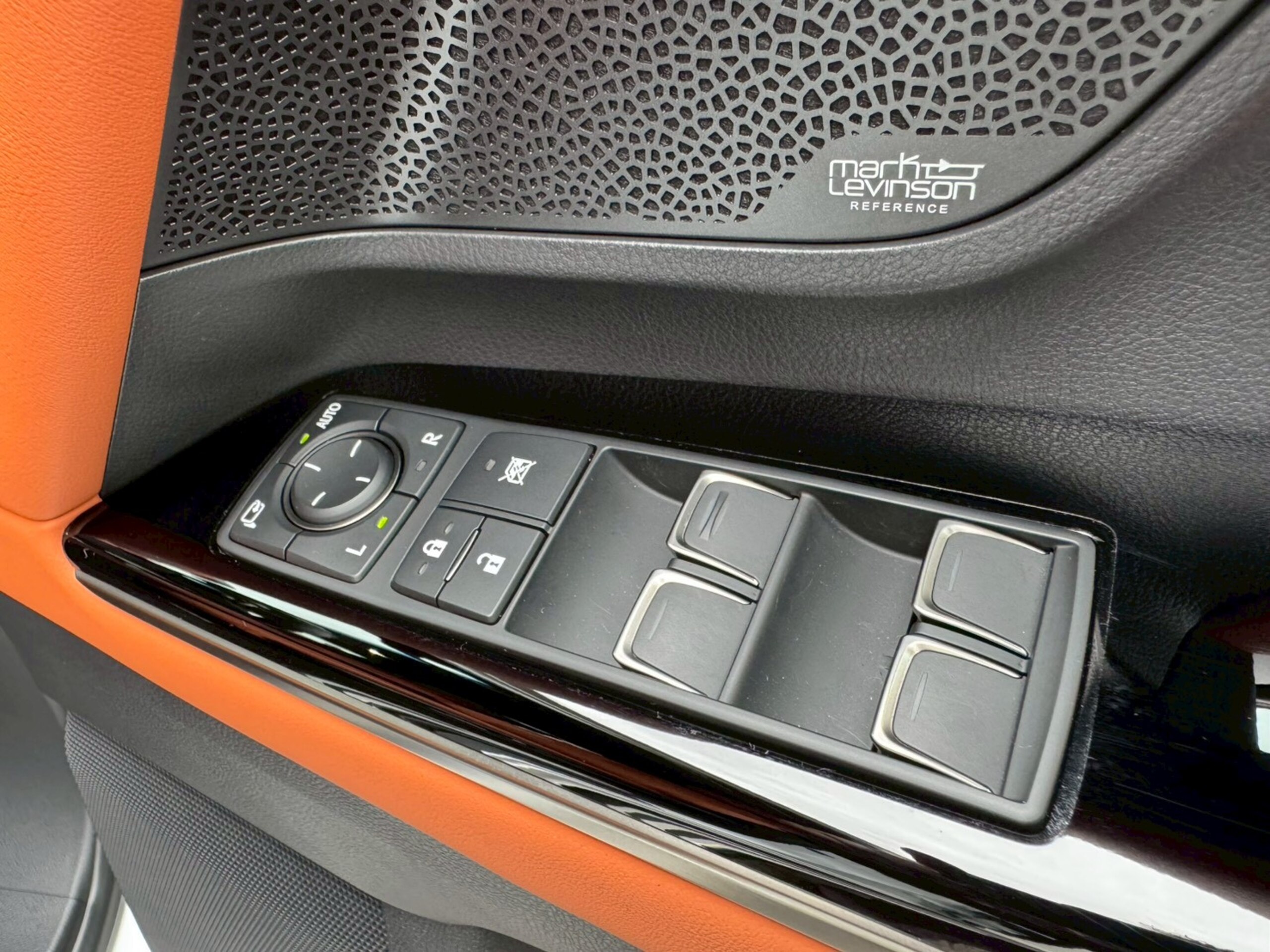 Lexus LX600 Executive 4WD — photo 8