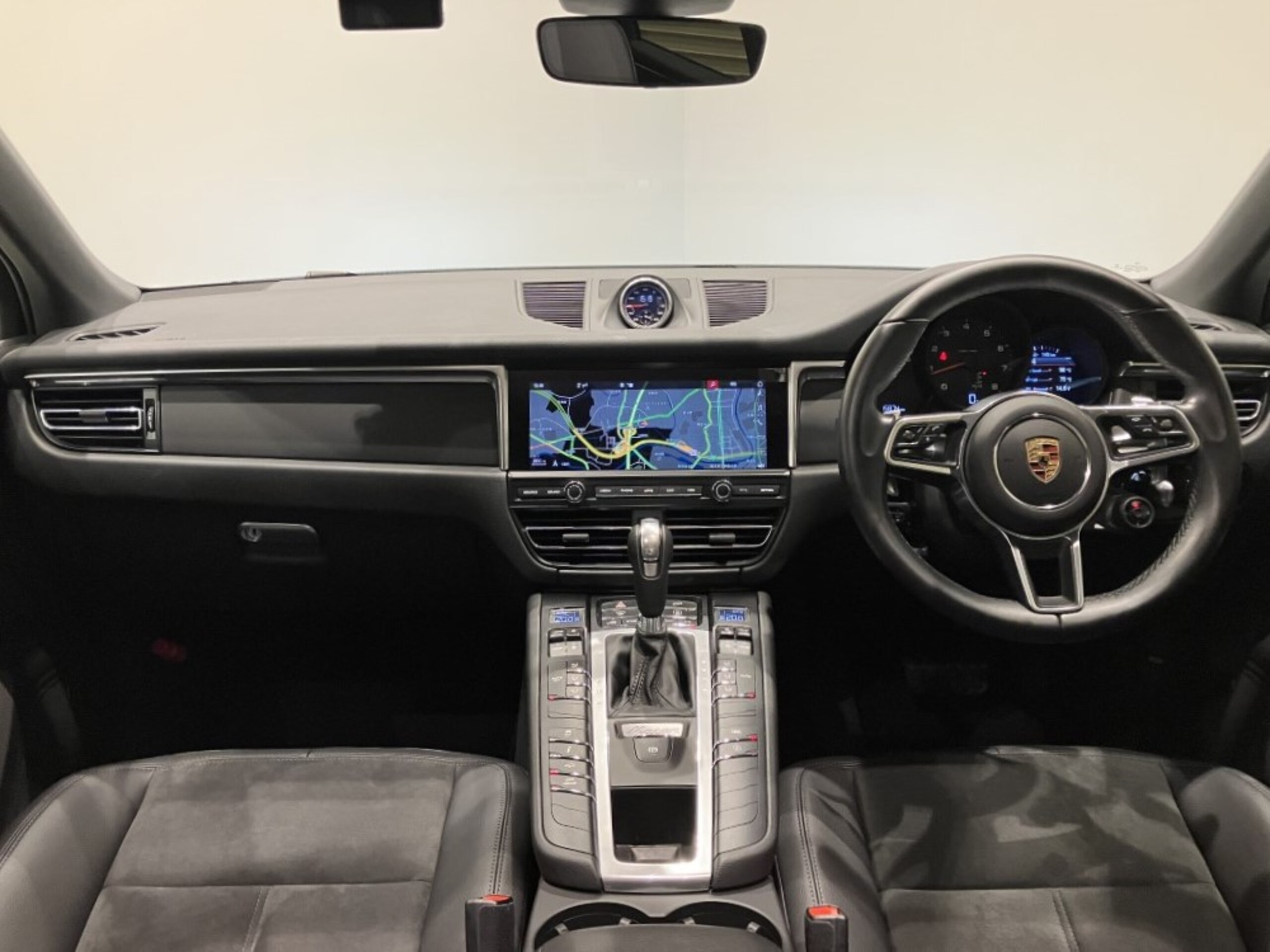 2021 Porsche Macan — photo 2