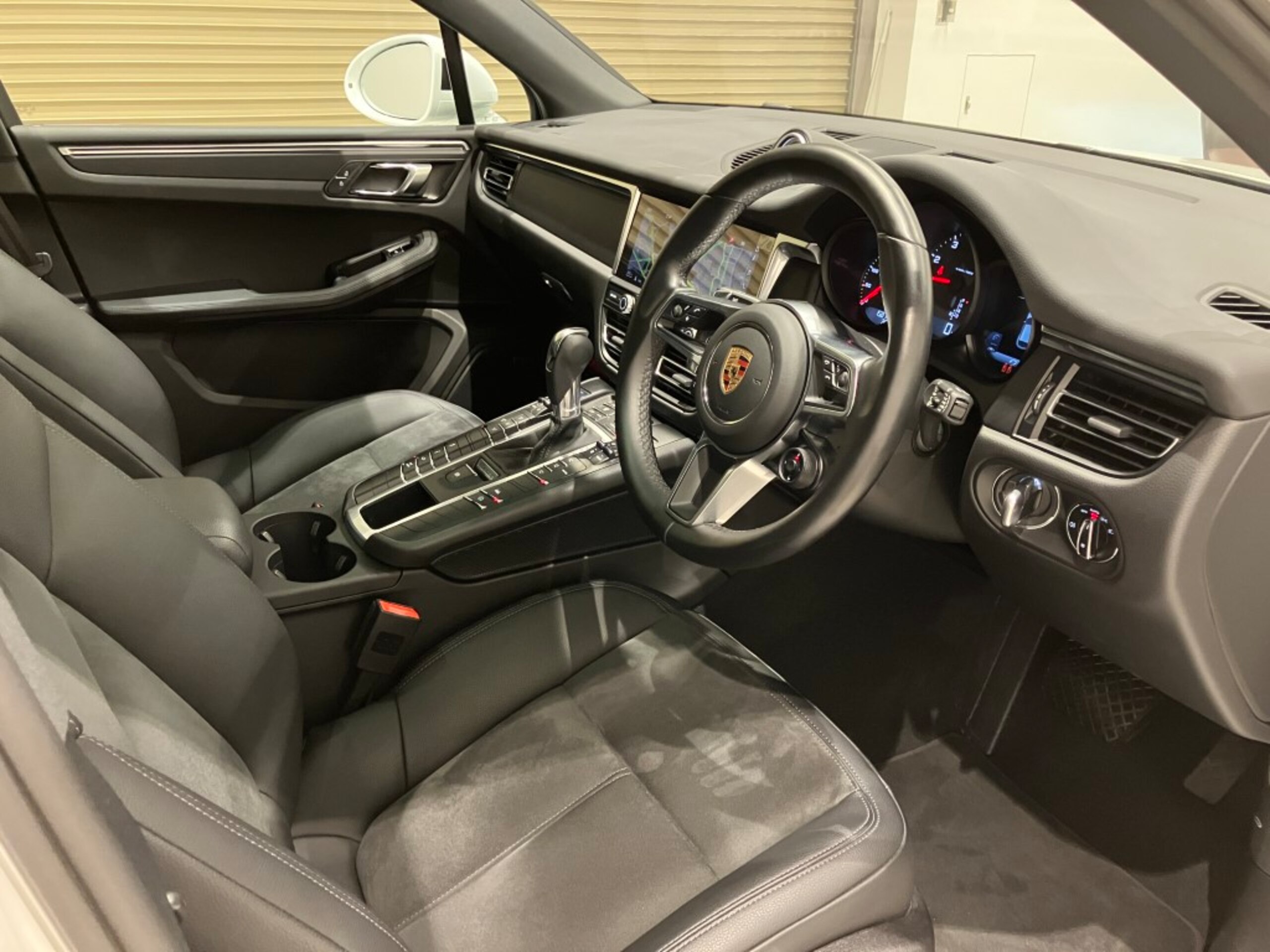 Porsche Macan PDK 4WD with Sports Chrono Package, Sports Design Package, Panoramic Roof, Air Suspension, Power Steering Plus, Silver Side Blades, Entry & Drive, BOSE, LED, ACC, LKA, BSM, 19-inch Alloy Wheels (White) — photo 8