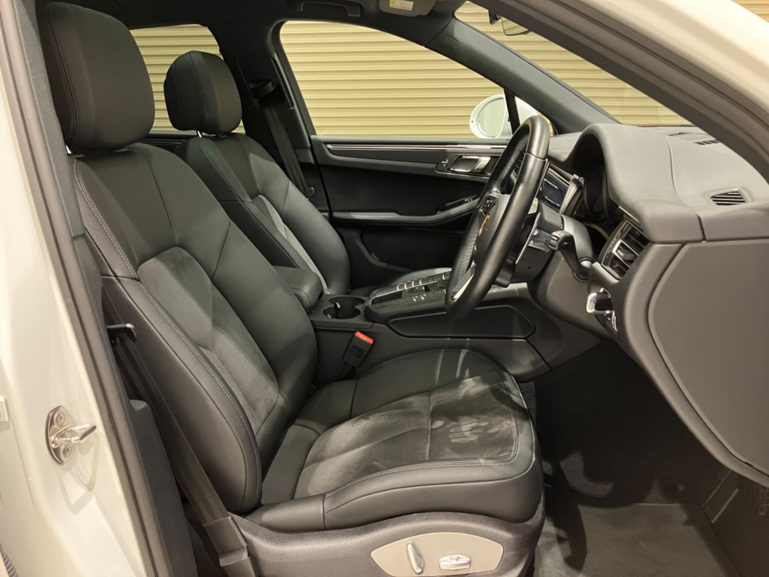 Porsche Macan PDK 4WD with Sports Chrono Package, Sports Design Package, Panoramic Roof, Air Suspension, Power Steering Plus, Silver Side Blades, Entry & Drive, BOSE, LED, ACC, LKA, BSM, 19-inch Alloy Wheels (White) — photo 9