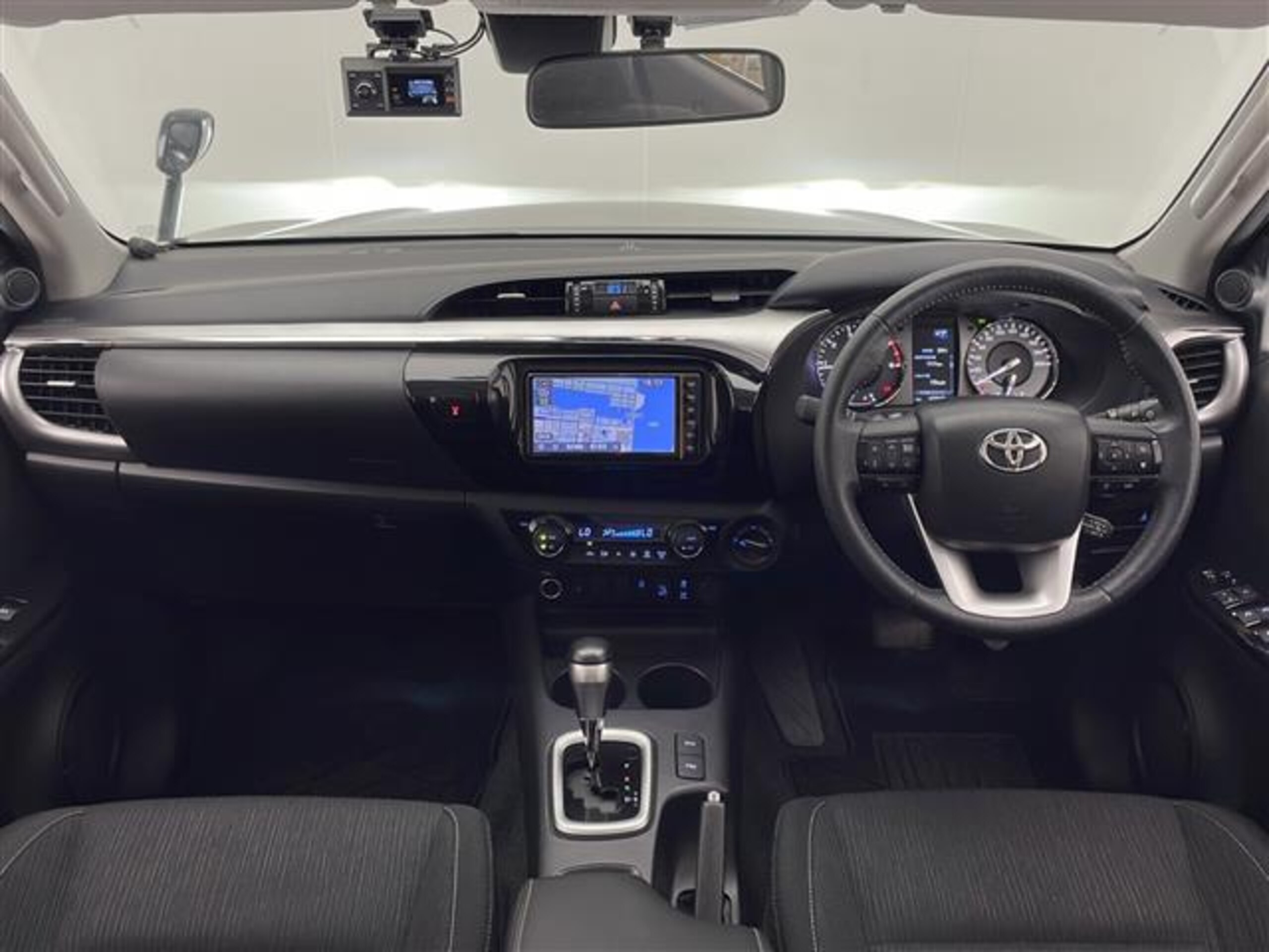 2022 Toyota Hilux — photo 2