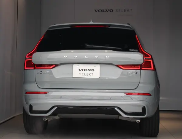 Volvo XC60 Ultra B5 AWD Dark Edition 4WD Sunroof 4WD Seat Heater Ventilation Function with MT Mode Surround View Camera Adaptive Cruise Control (Vapor Gray Metallic) — photo 9