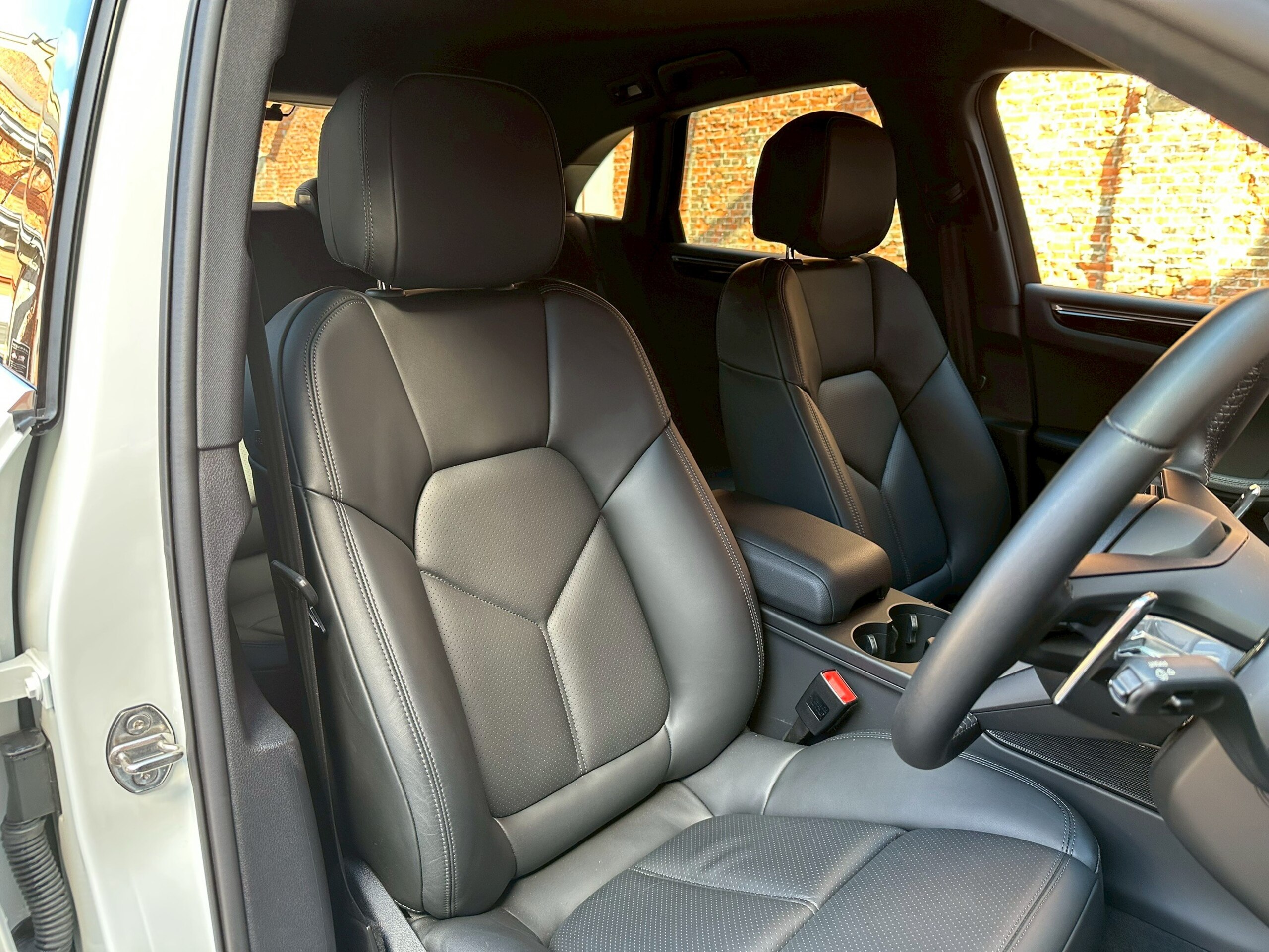 2023 Porsche Macan — photo 2