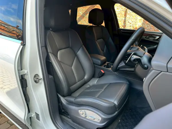 Porsche Macan S PDK 4WD One Owner / Sport Chrono Package / Lane Keep Assist / Adaptive Cruise Control / Genuine 20-inch Wheels / Genuine Navigation / Memory Leather Seats / Seat Heaters / LED Headlights / Parking Assist / Apple CarPlay (White) — photo 7