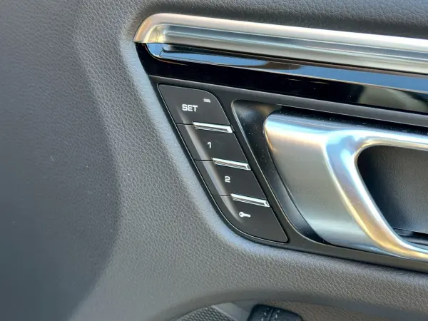 Porsche Macan S PDK 4WD One Owner / Sport Chrono Package / Lane Keep Assist / Adaptive Cruise Control / Genuine 20-inch Wheels / Genuine Navigation / Memory Leather Seats / Seat Heaters / LED Headlights / Parking Assist / Apple CarPlay (White) — photo 8