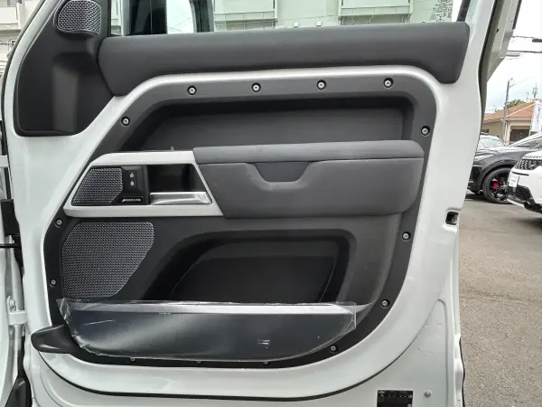 Land Rover Defender 110 X Dynamic SE 3.0L D300 Diesel Turbo 4WD Certified Used Car Air Suspension Fixed Side Steps Leather Seats Memory Power Seats Front Seat Heaters Meridian ACC/LKA/BSM/RTM 20-inch All-Weather Wheels Rear Tire Cover Surround Camera (Fuji White) — photo 7