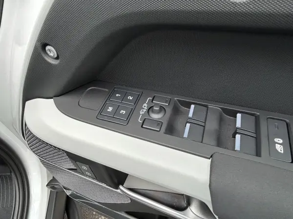 Land Rover Defender 110 X Dynamic SE 3.0L D300 Diesel Turbo 4WD Certified Used Car Air Suspension Fixed Side Steps Leather Seats Memory Power Seats Front Seat Heaters Meridian ACC/LKA/BSM/RTM 20-inch All-Weather Wheels Rear Tire Cover Surround Camera (Fuji White) — photo 8