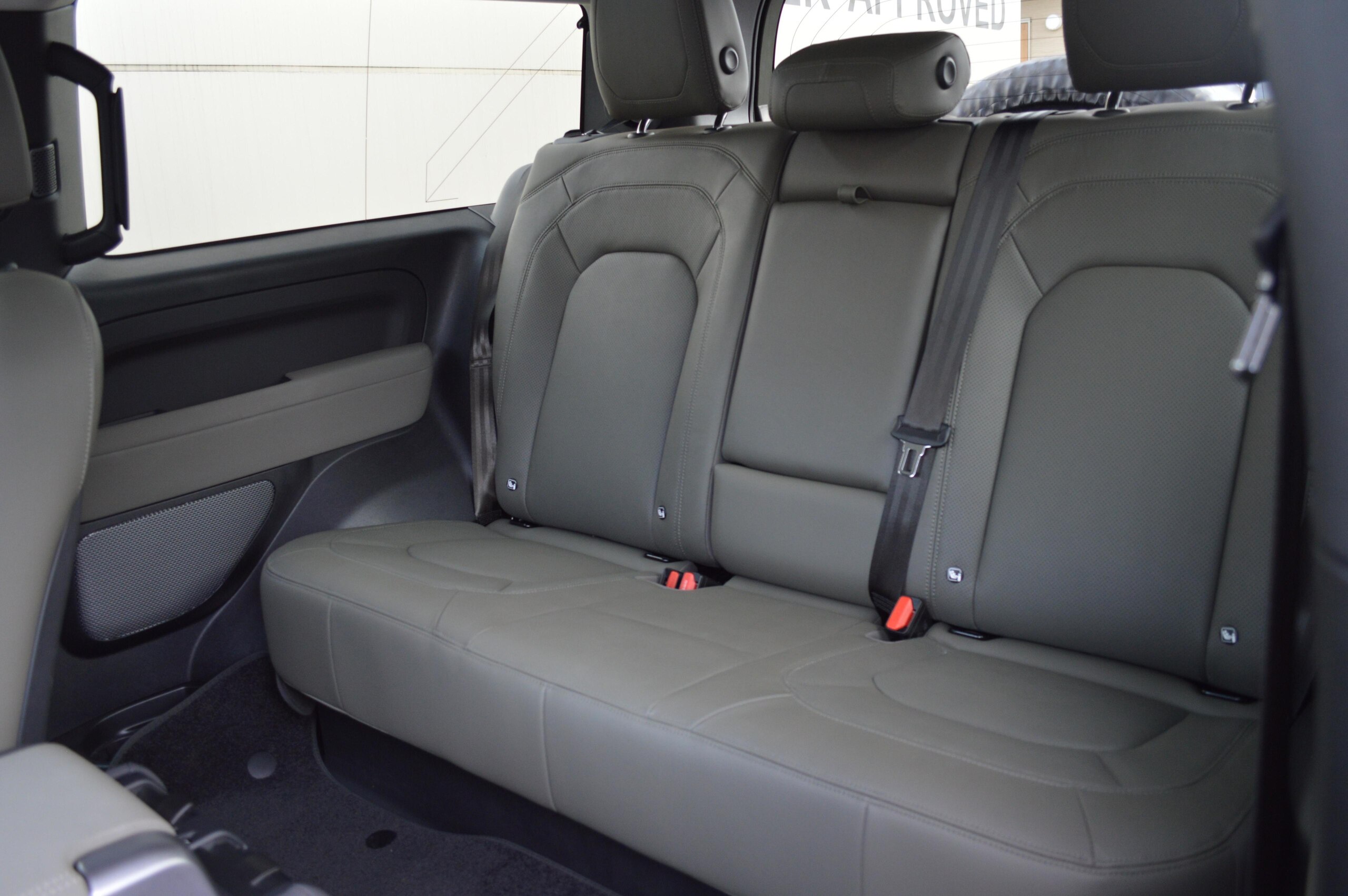 Land Rover Defender 90 P300 SE — photo 9