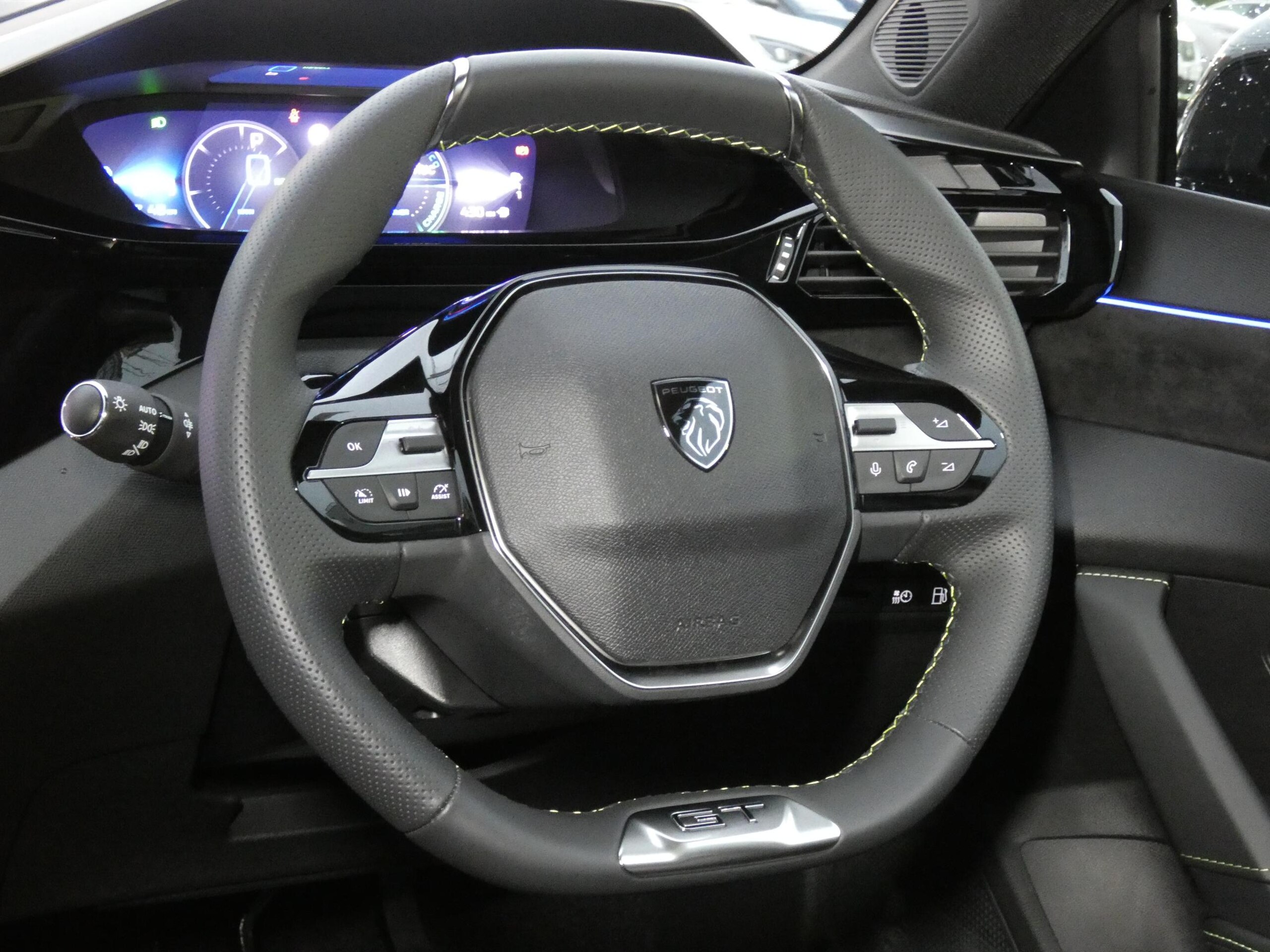 Peugeot 308GT Plug-in Hybrid — photo 8