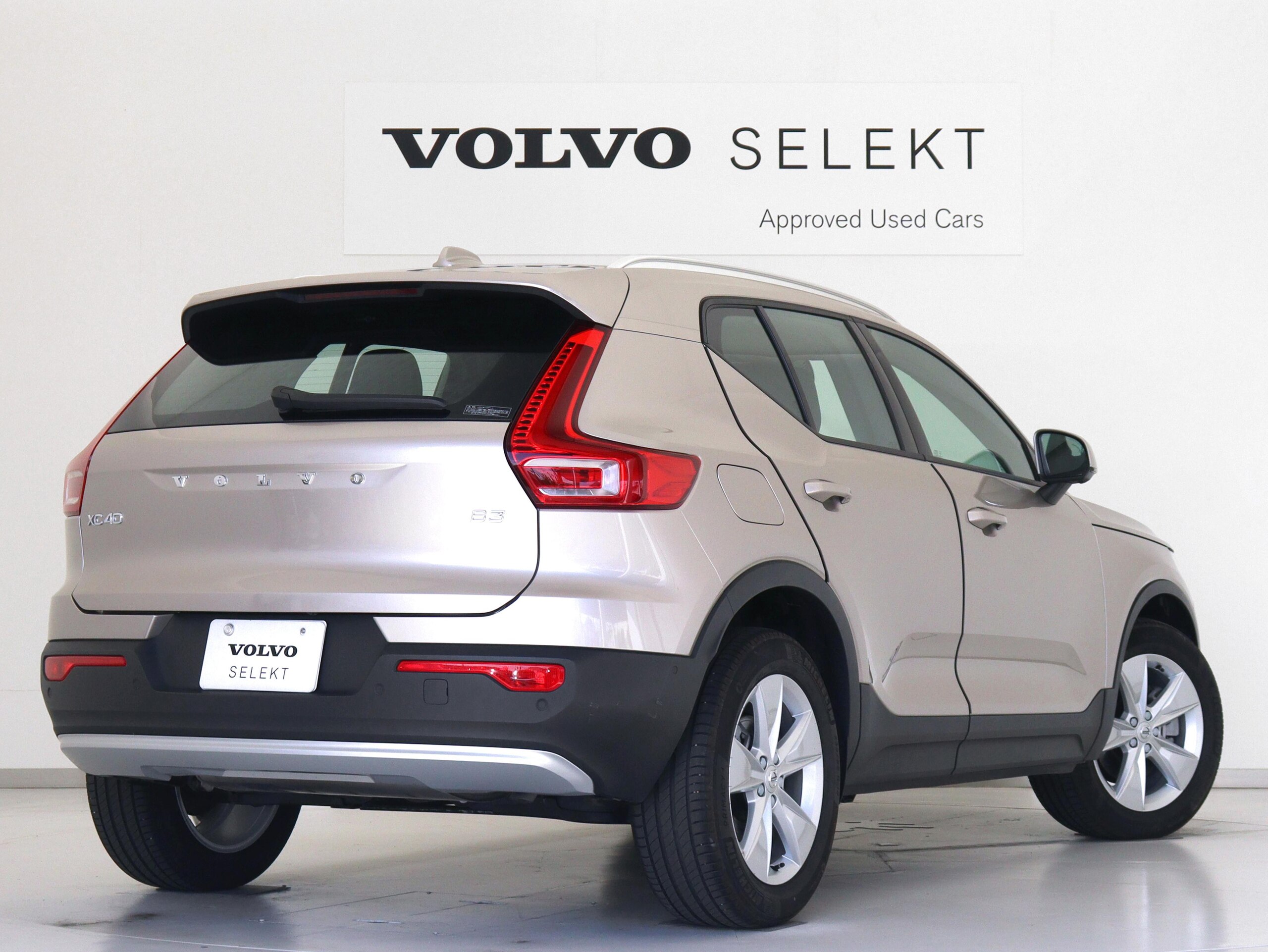 Volvo XC40 Plus Pro B3 2023 Model Climate Package Google Drive Recorder 48V Front/Rear Seat Heater Steering Heater Bright Dusk Metallic Power Tailgate 360° Camera Wireless Smartphone Charging 18-inch Silver AW LED Headlights — photo 7