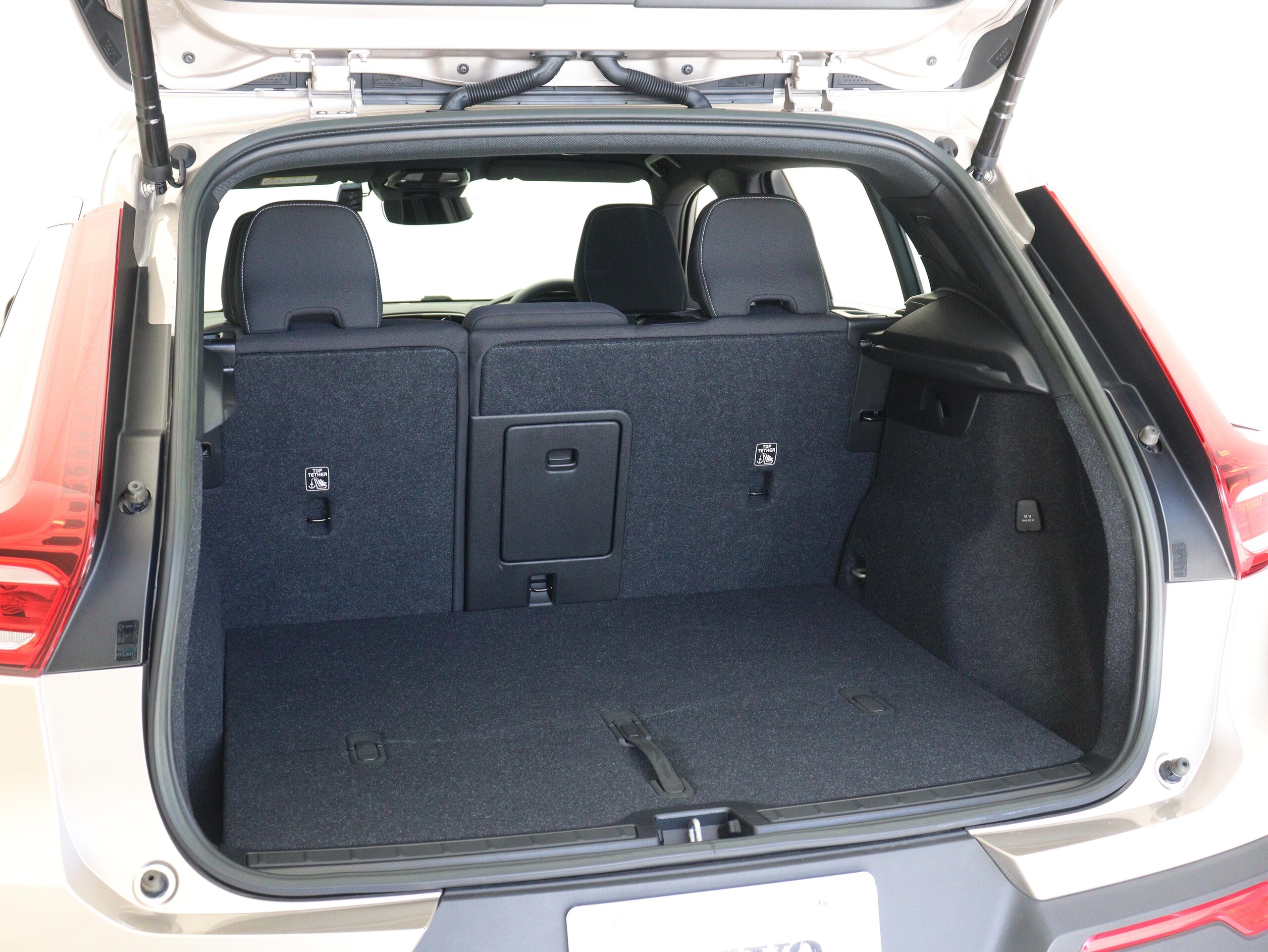 Volvo XC40 Plus Pro B3 2023 Model Climate Package Google Drive Recorder 48V Front/Rear Seat Heater Steering Heater Bright Dusk Metallic Power Tailgate 360° Camera Wireless Smartphone Charging 18-inch Silver AW LED Headlights — photo 8