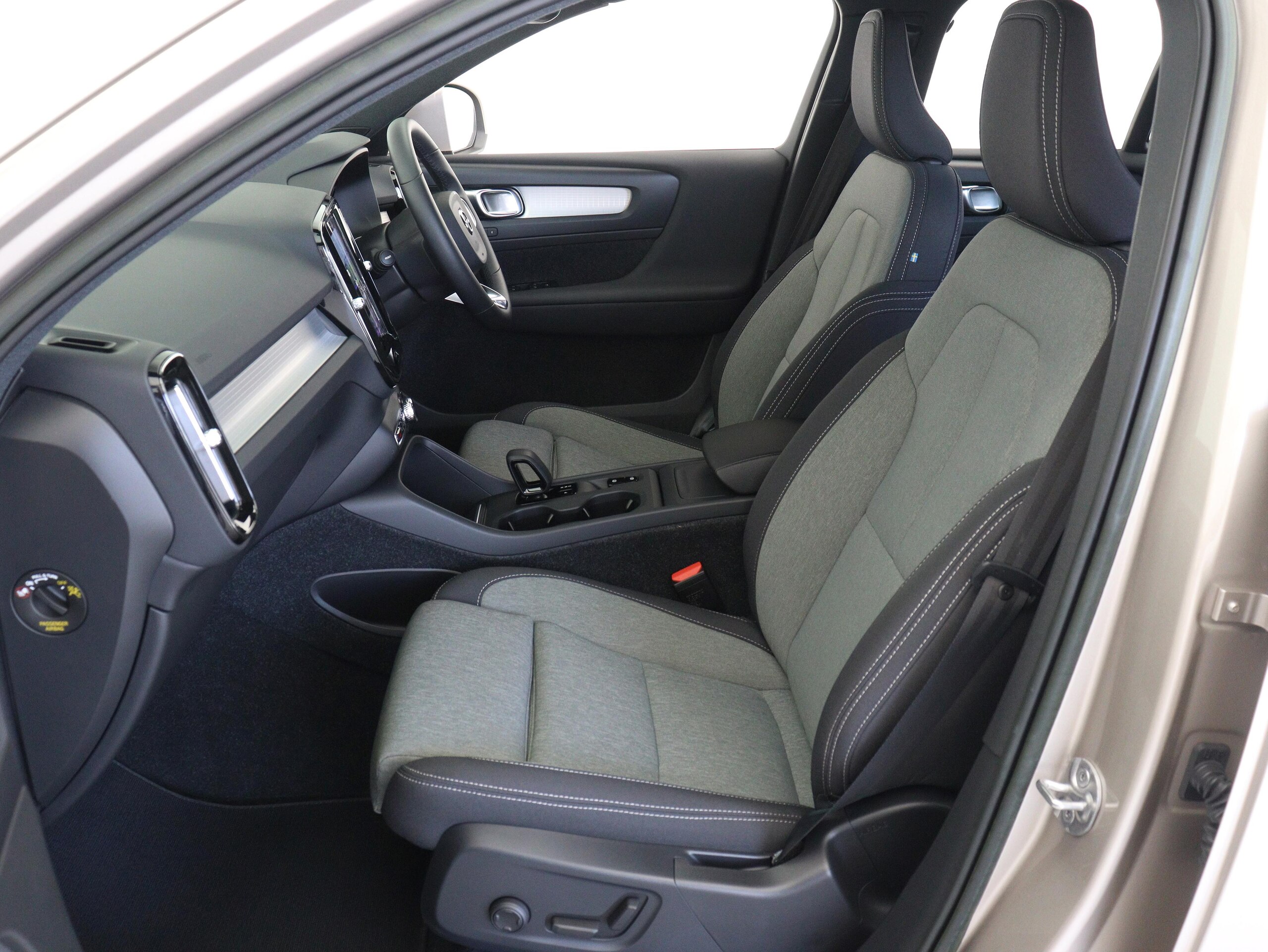 Volvo XC40 Plus Pro B3 2023 Model Climate Package Google Drive Recorder 48V Front/Rear Seat Heater Steering Heater Bright Dusk Metallic Power Tailgate 360° Camera Wireless Smartphone Charging 18-inch Silver AW LED Headlights — photo 9