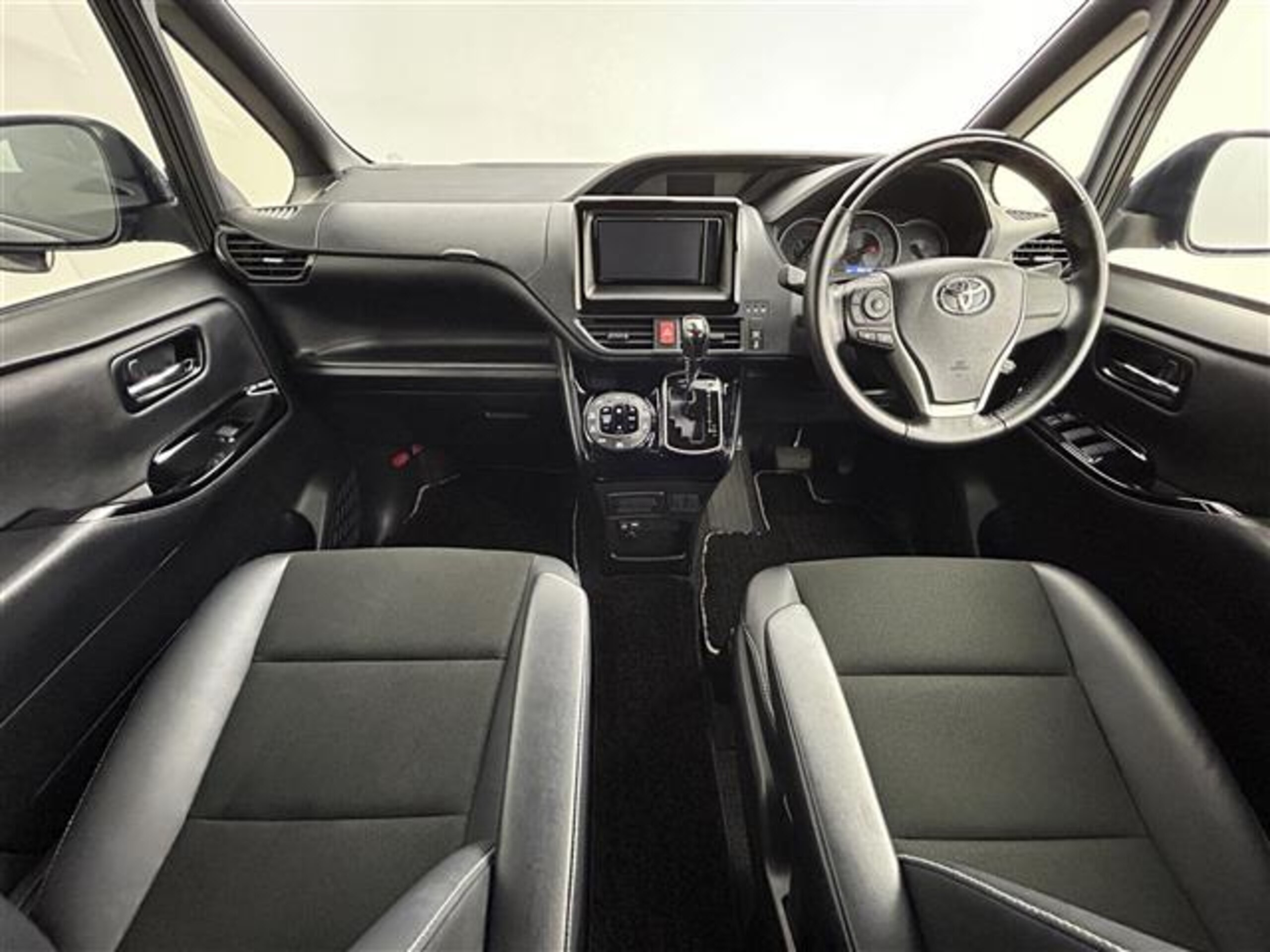 2021 Toyota Noah — photo 2