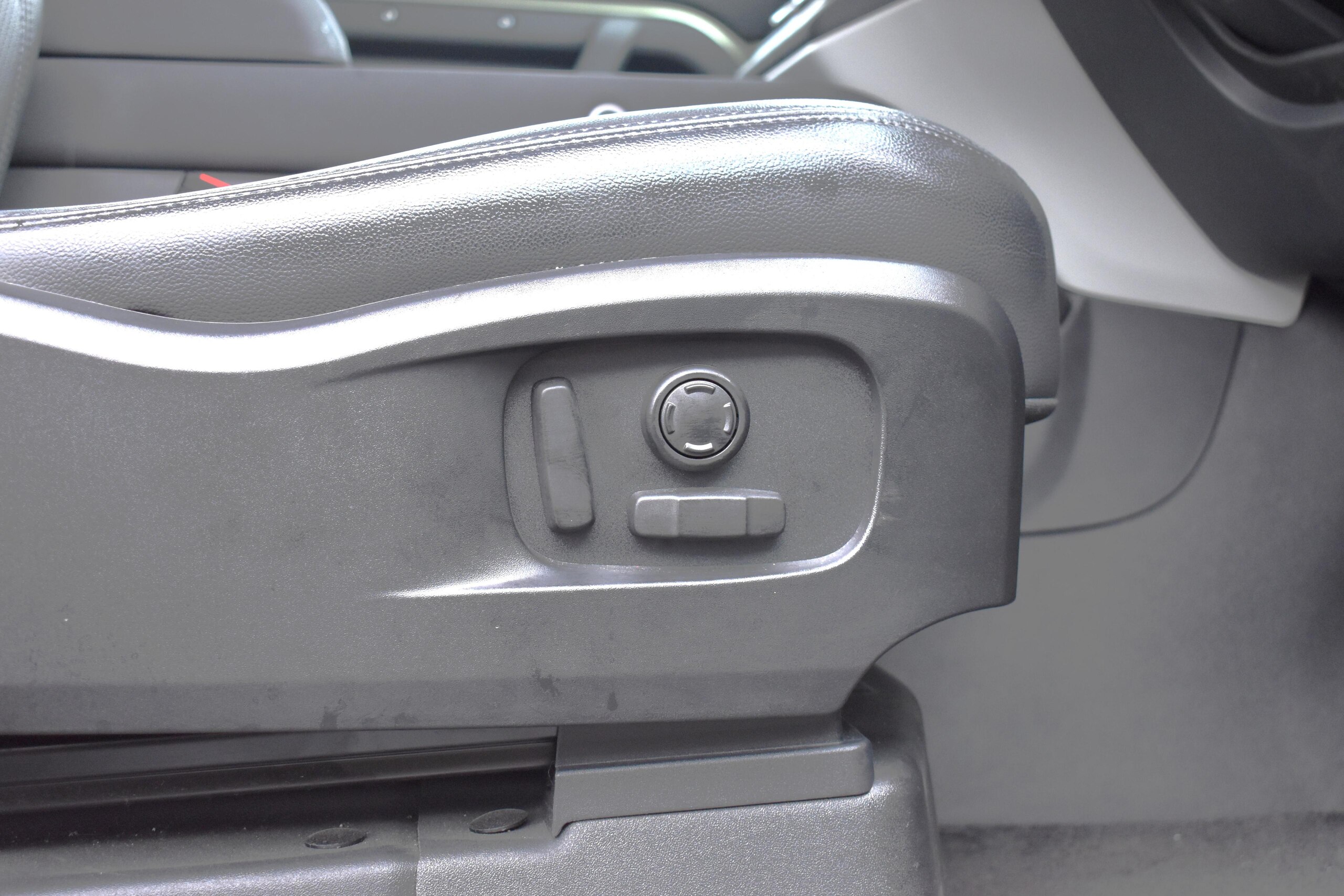 Land Rover Defender 90 S 2.0L P300 4WD — photo 8