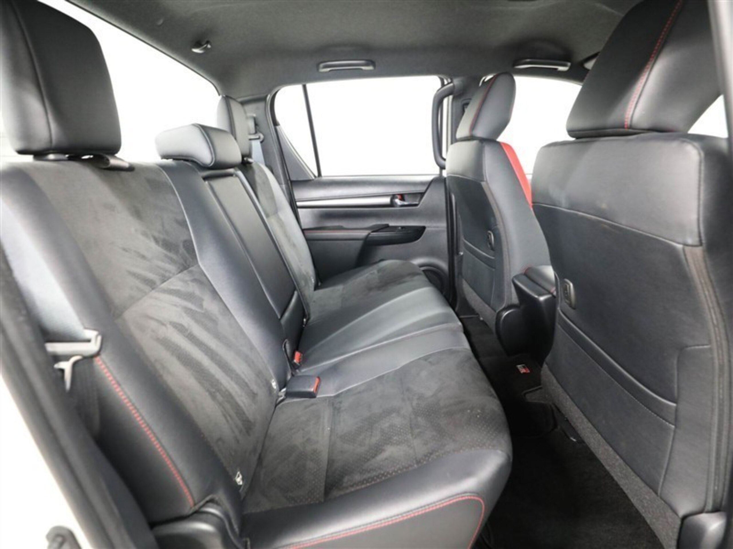 Toyota Hilux 2.4 Z GR Sport Diesel Turbo 4WD Toyota Certified Used Car with Long Run Warranty — photo 9