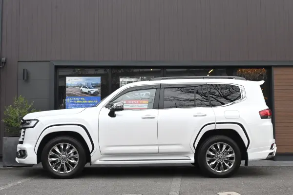 2024 Toyota Landrcuiser 300 — photo 2