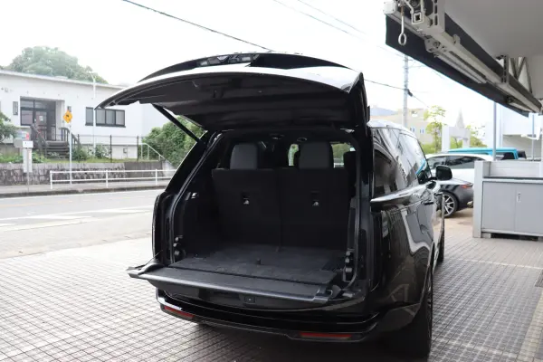 Land Rover Range Rover Autobiography 4.4L P530 Long Wheelbase 4WD Rear Entertainment Shadow Exterior 23-inch Alloy Wheels Gloss Black Cooler Box One Owner (Santorini Black Metallic) — photo 8