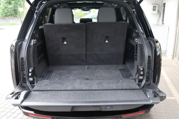 Land Rover Range Rover Autobiography 4.4L P530 Long Wheelbase 4WD Rear Entertainment Shadow Exterior 23-inch Alloy Wheels Gloss Black Cooler Box One Owner (Santorini Black Metallic) — photo 9