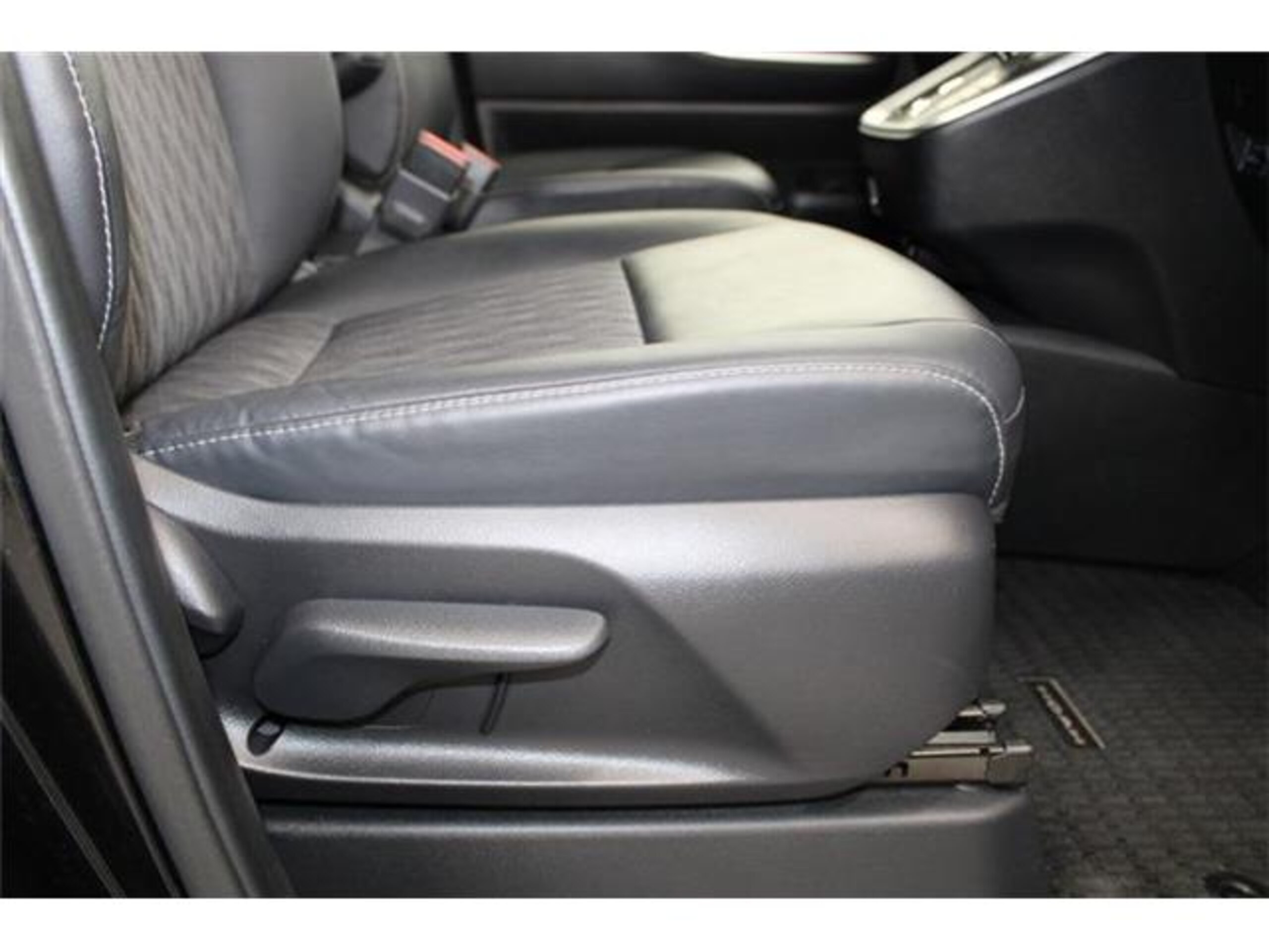 Toyota Noah 1.8 Hybrid S-Z — photo 9