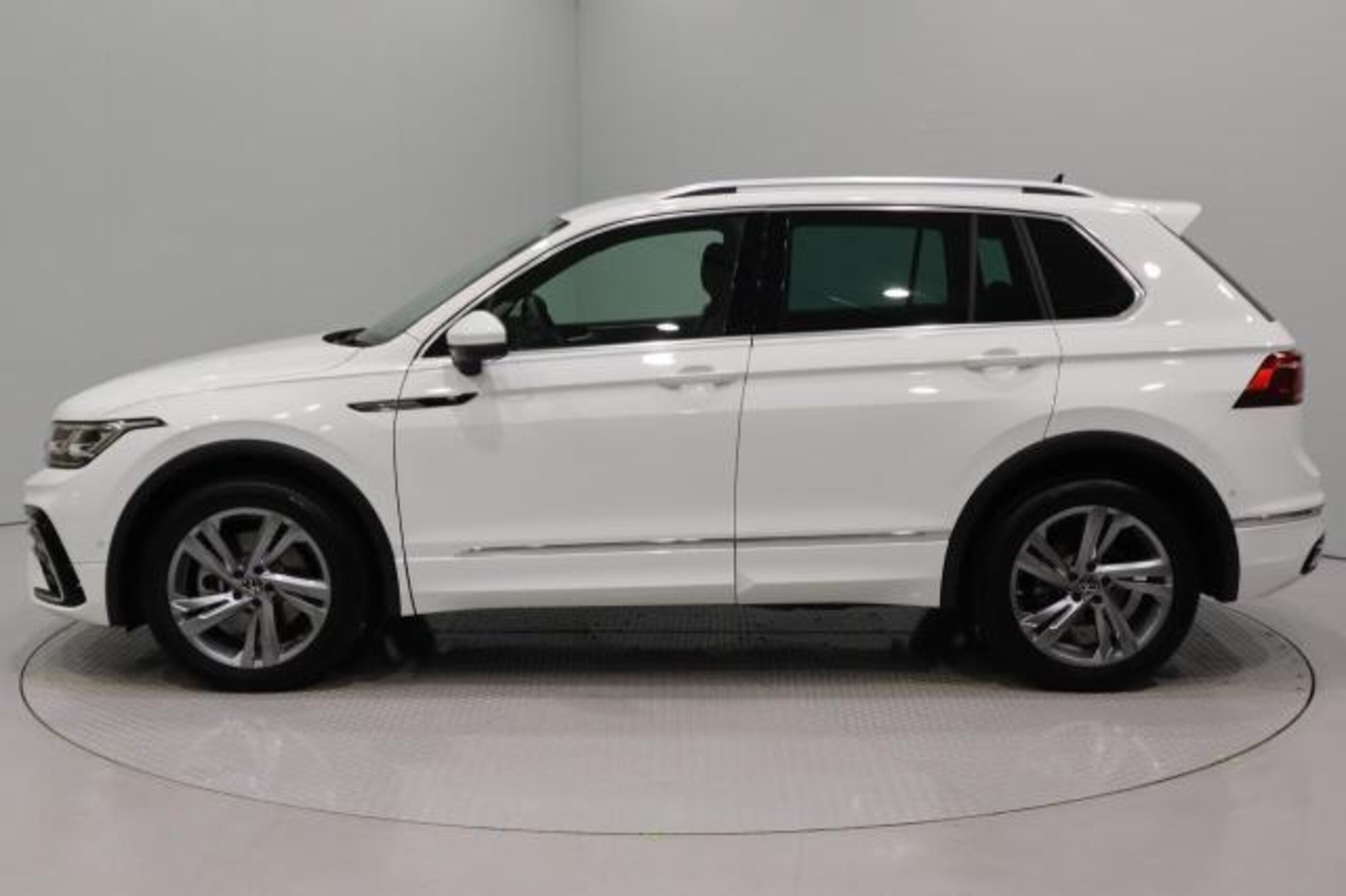 2024 Volkswagen Tiguan — photo 2