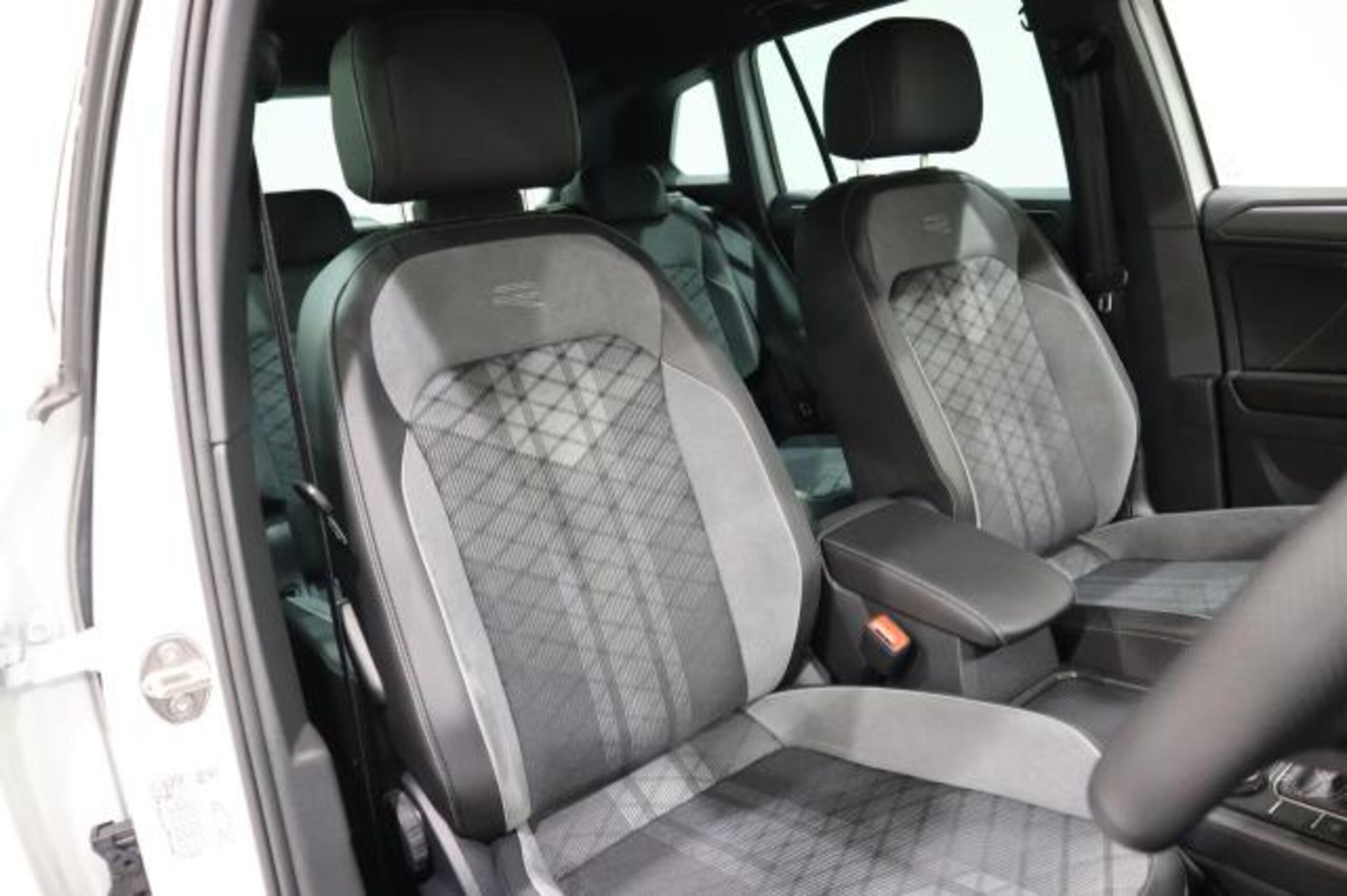 Volkswagen Tiguan TSI 4Motion R-Line 4WD — photo 8