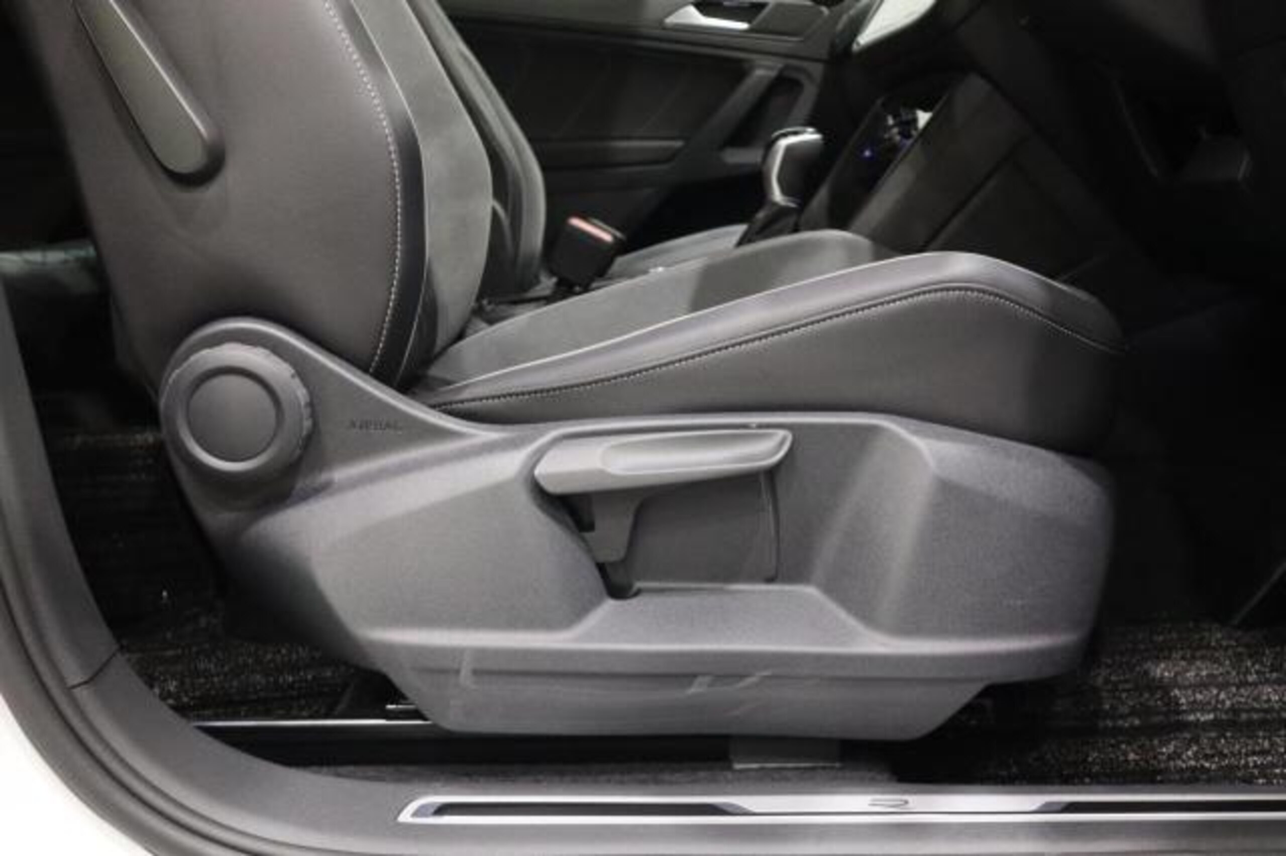 Volkswagen Tiguan TSI 4Motion R-Line 4WD — photo 9