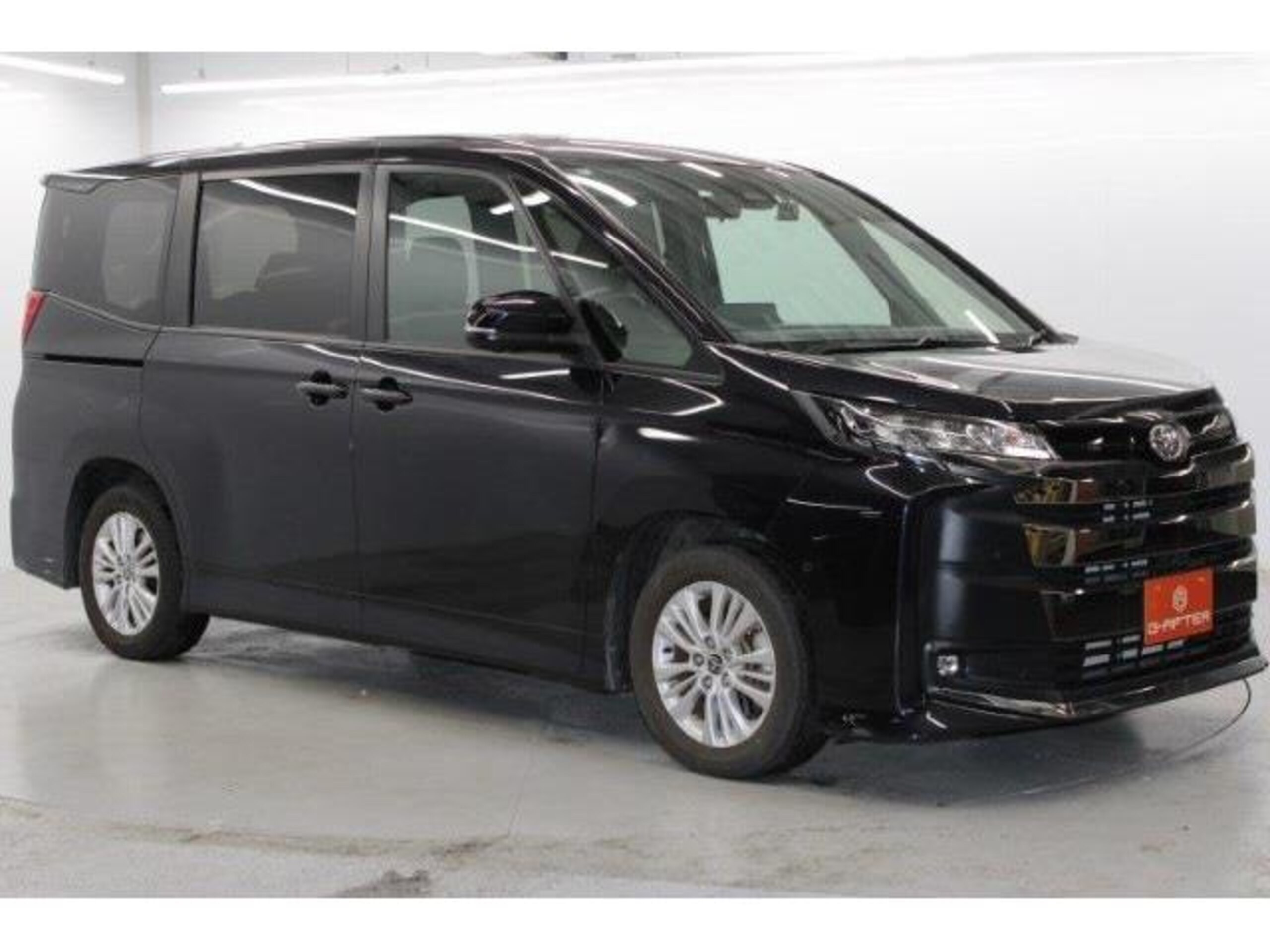 2022 Toyota Noah — photo 2