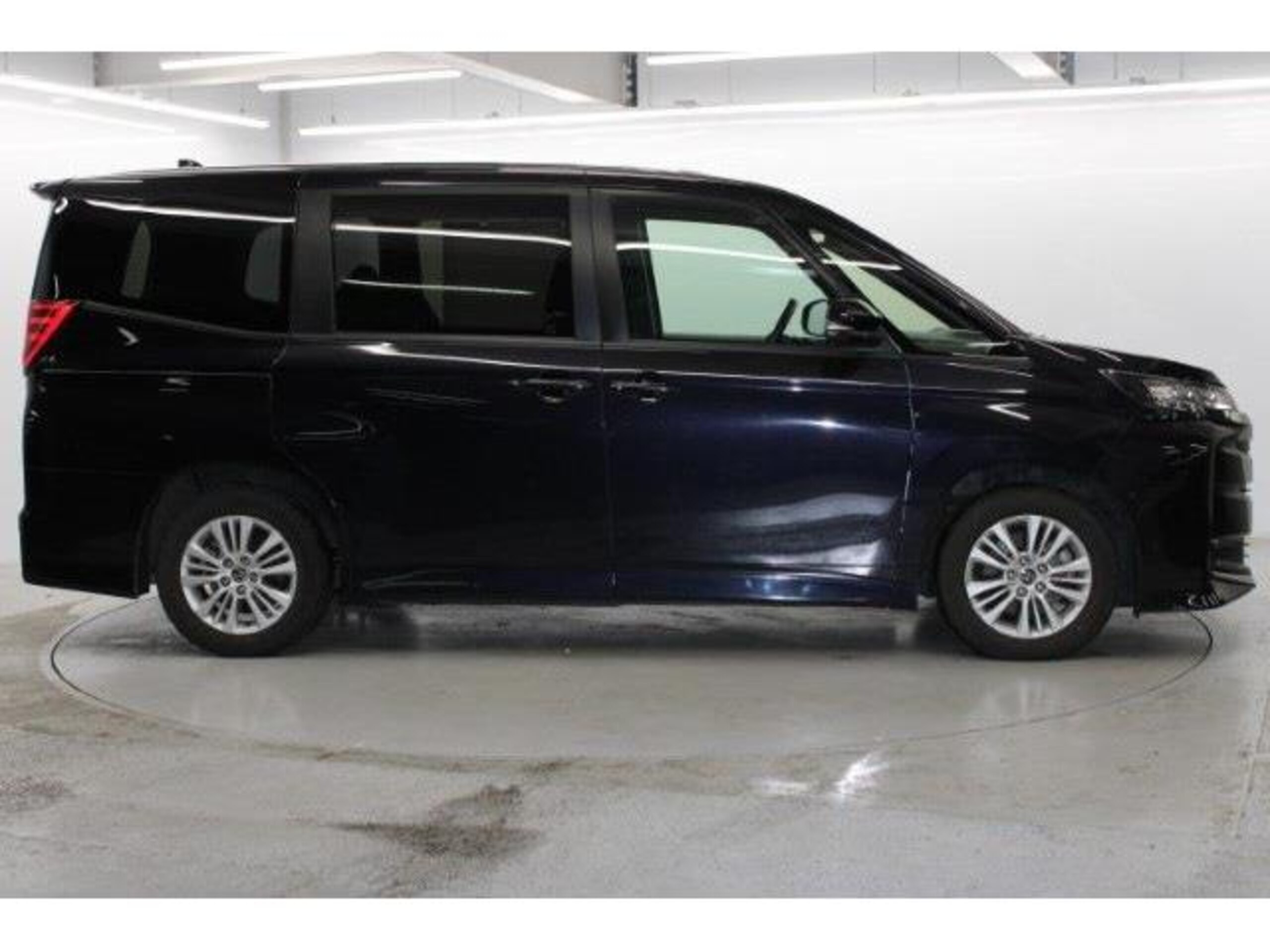 2022 Toyota Noah — photo 3