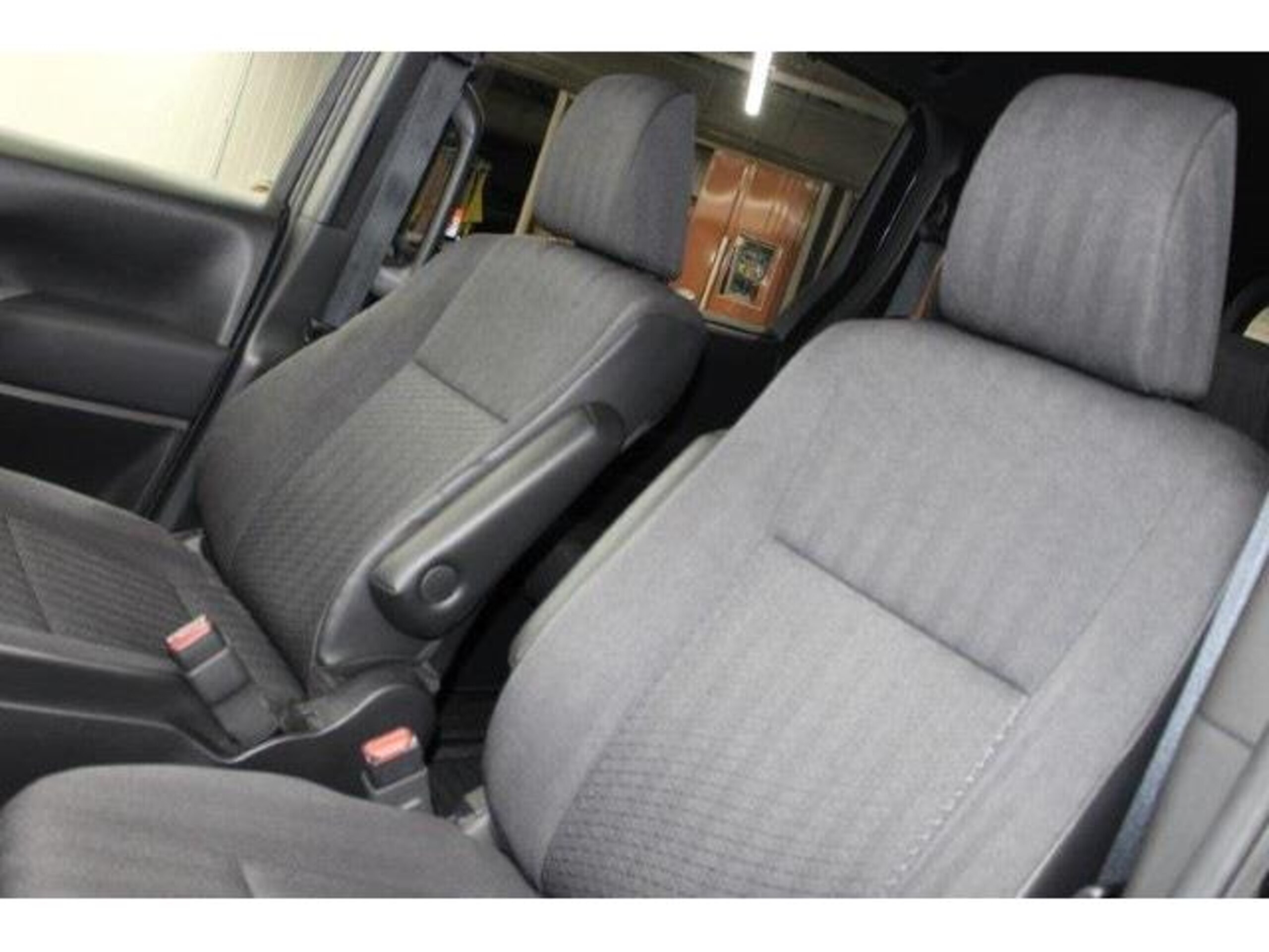 Toyota Noah 2.0 S-G — photo 9