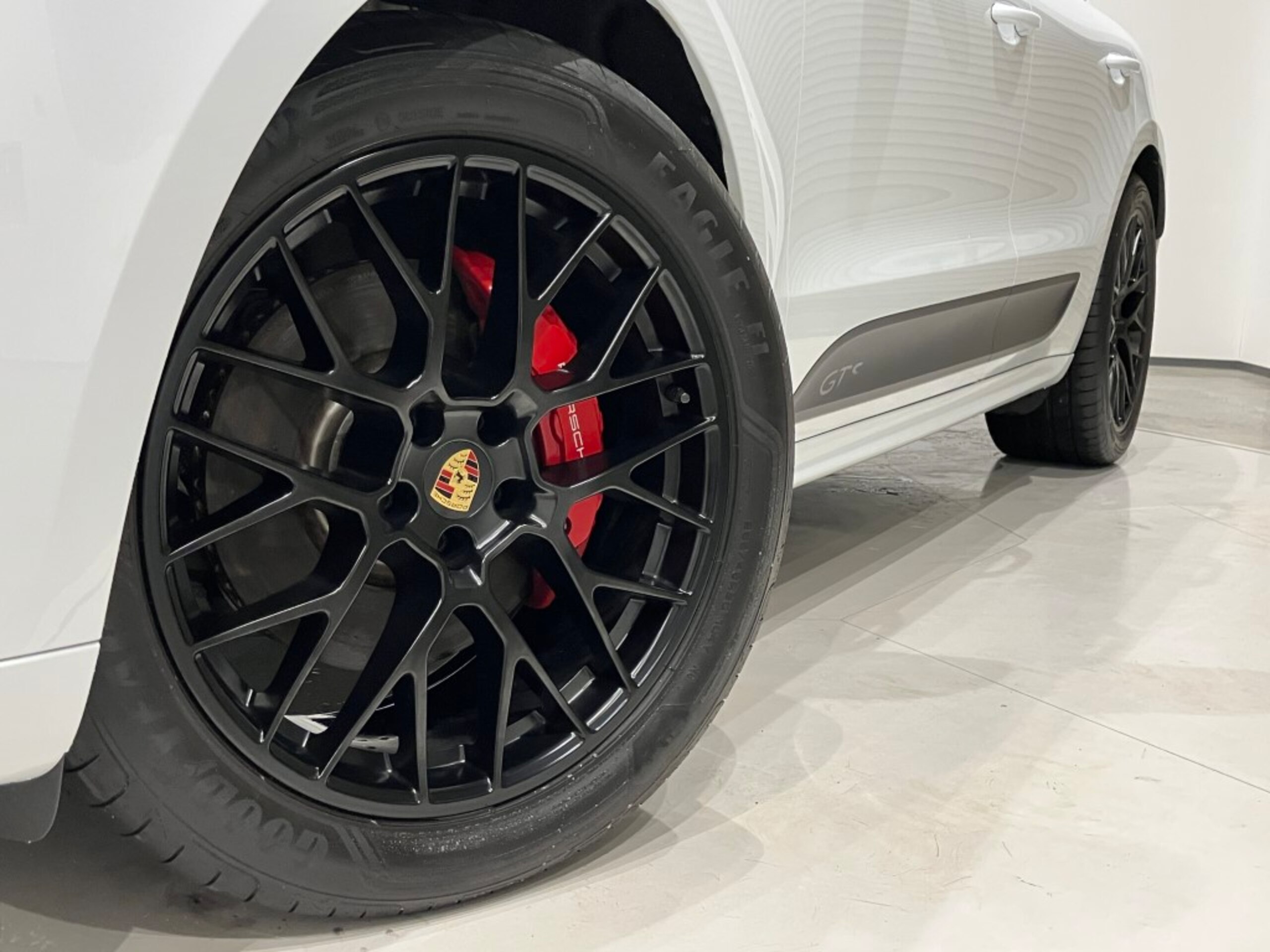 2021 Porsche Macan — photo 3