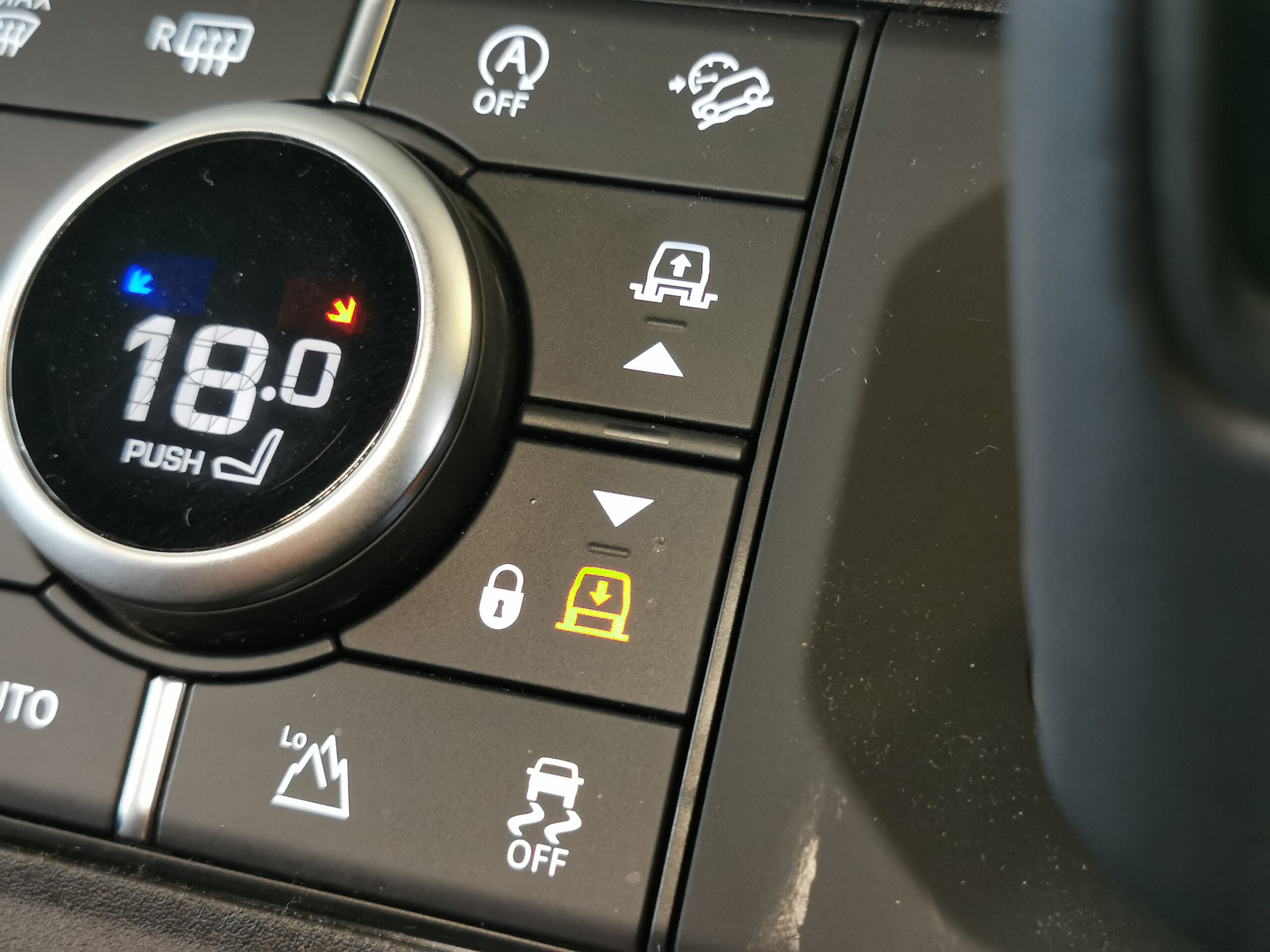 2023 Landrover Defender — photo 3