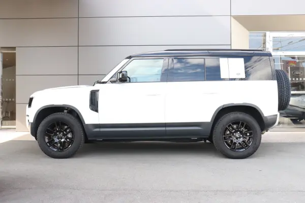 2023 Landrover Defender — photo 2