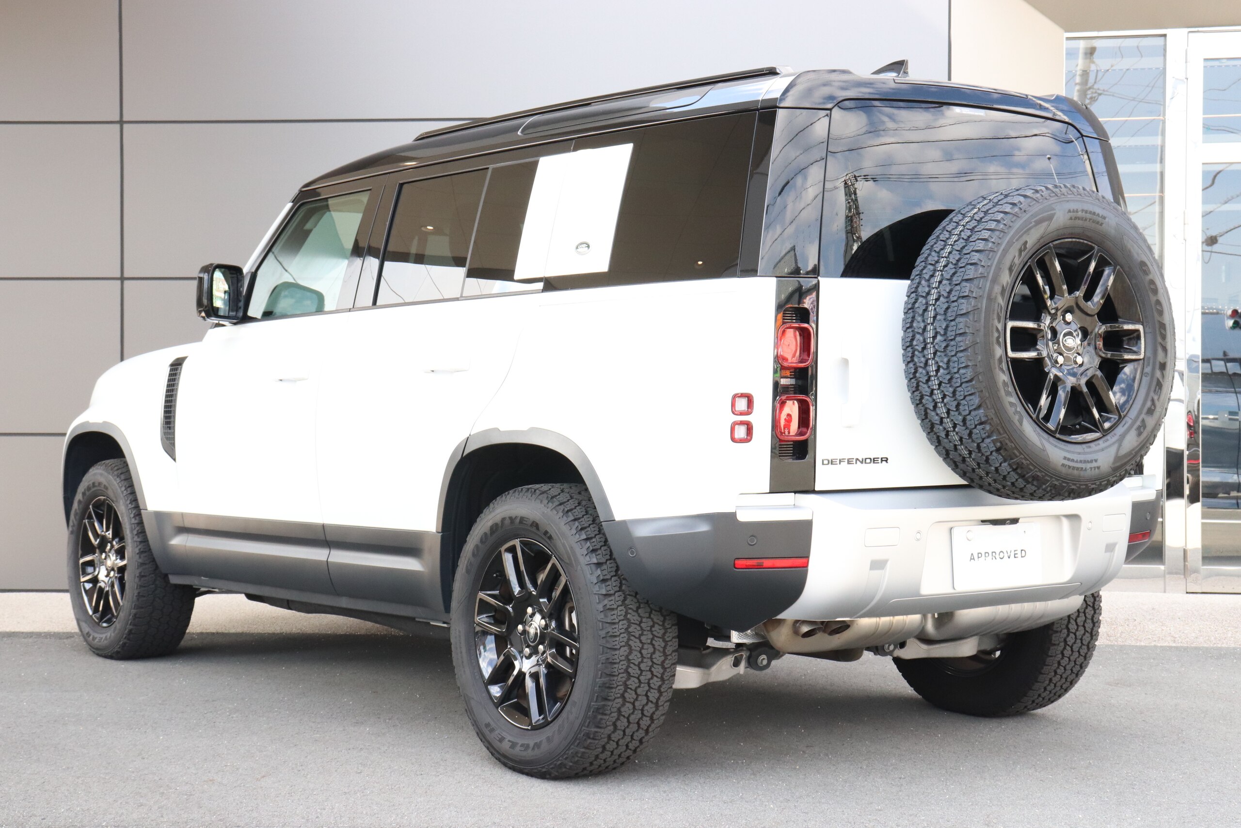 2023 Landrover Defender — photo 3